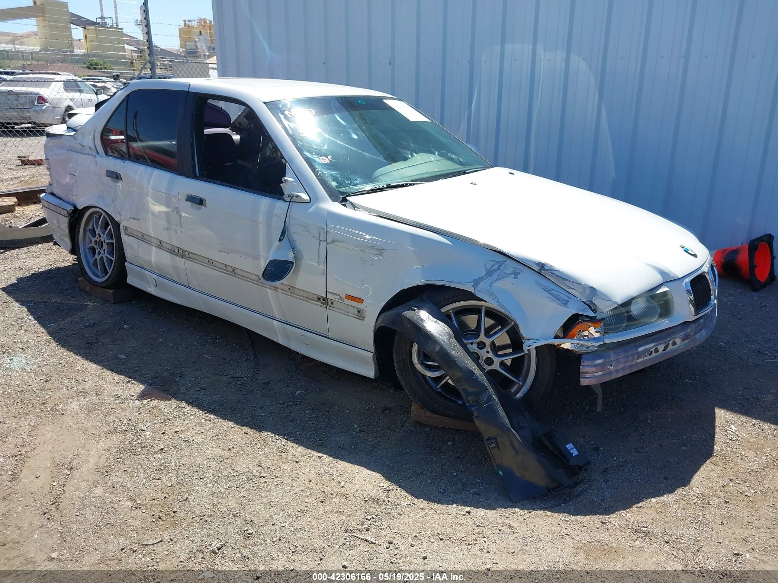 1997 BMW M3, VIN WBSCD0327VEE11030 — Перед
