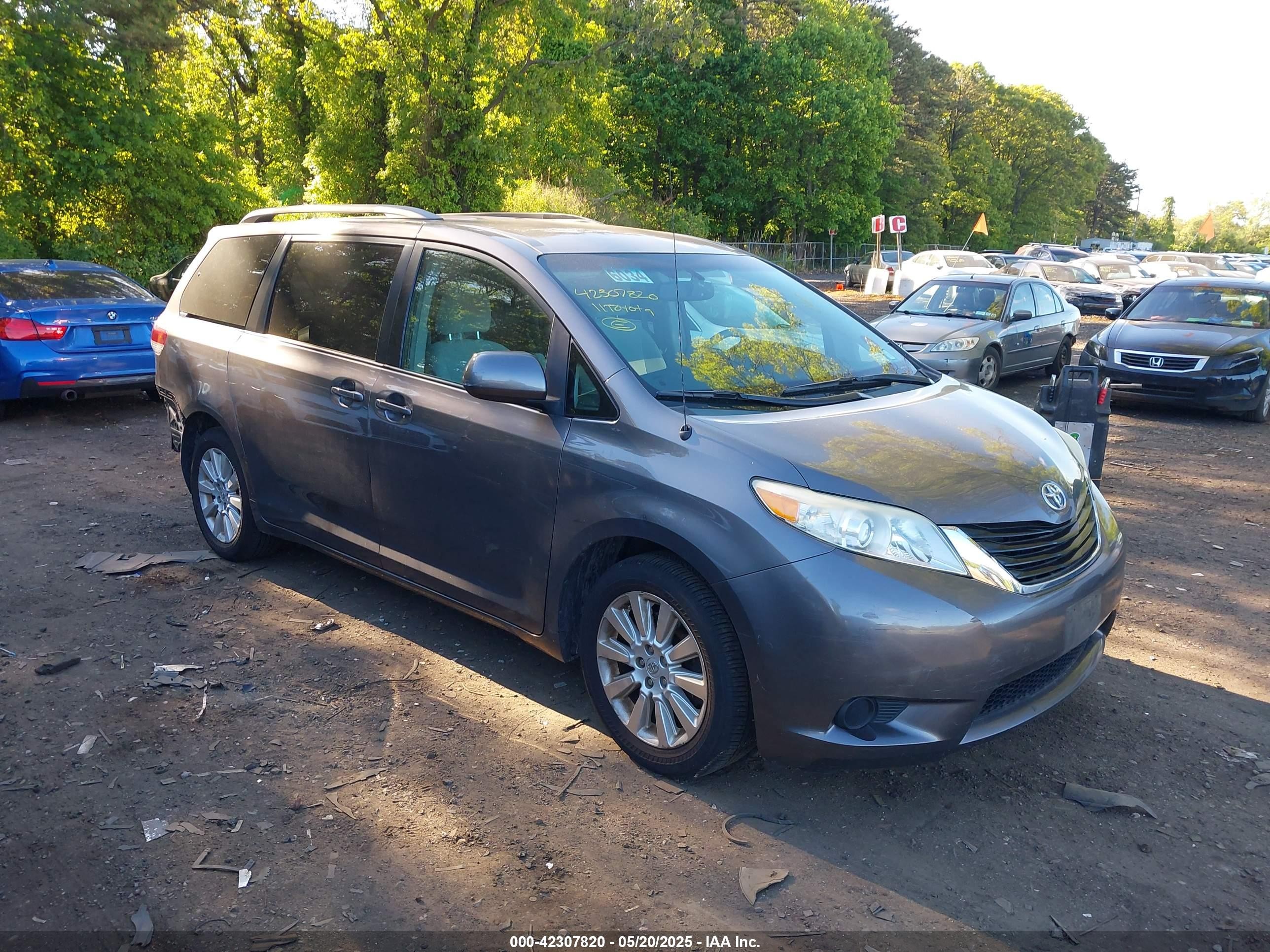 2011 Toyota Sienna LE, VIN 5TDJK3DC3BS017329 — Rear end