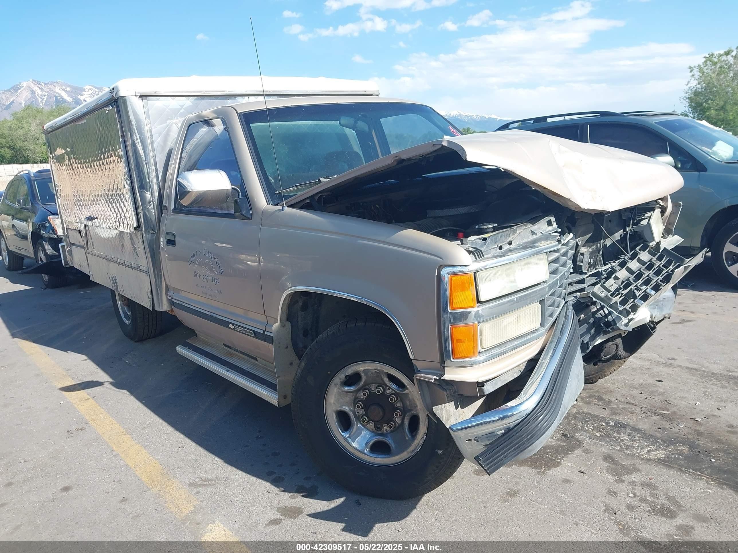 1992 Chevrolet Silverado 3500, VIN 1GCGC34K4NE205379 — Front end