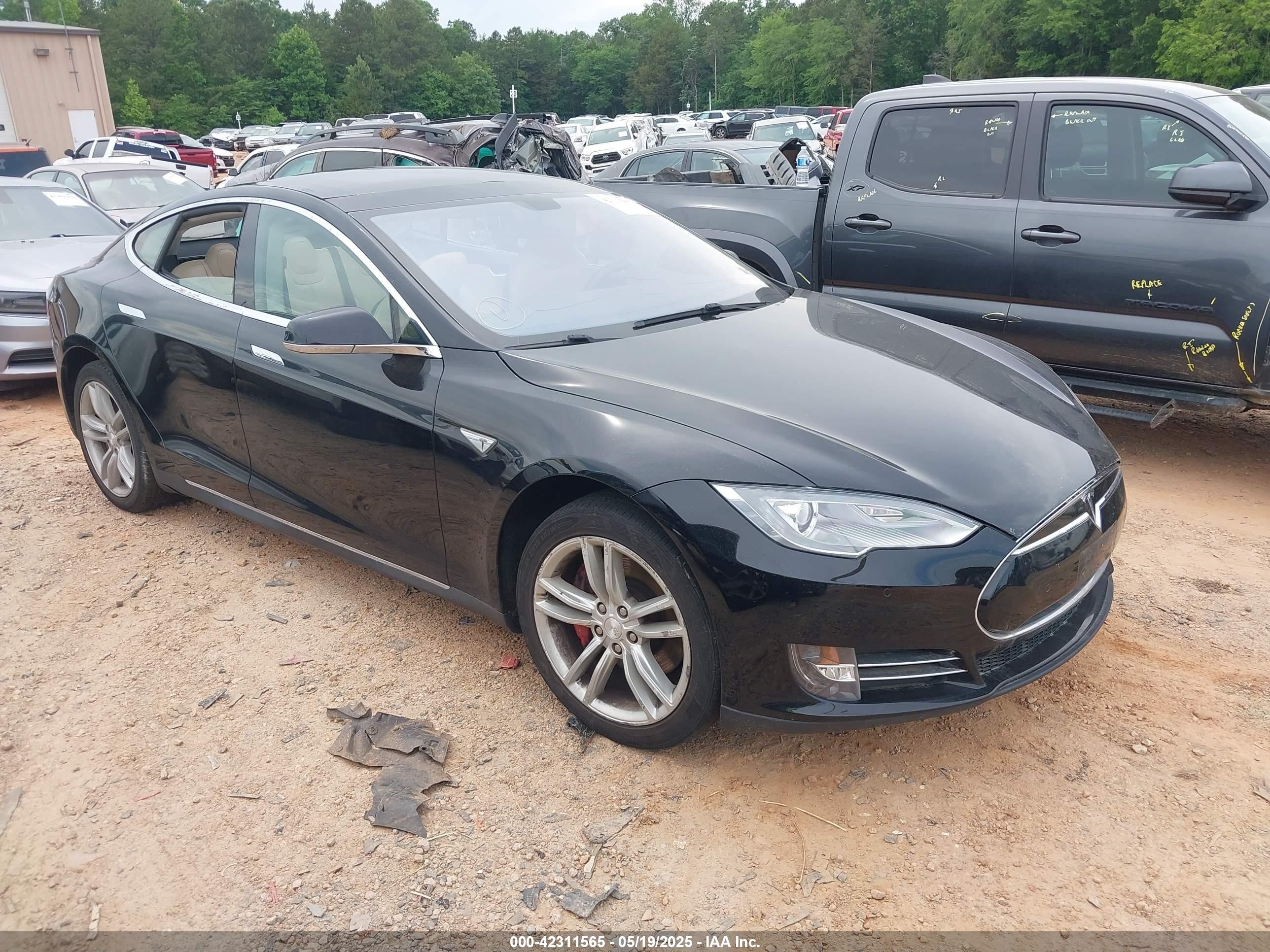 2014 Tesla Model S 60, VIN 5YJSA1H10EFP34137 — Side