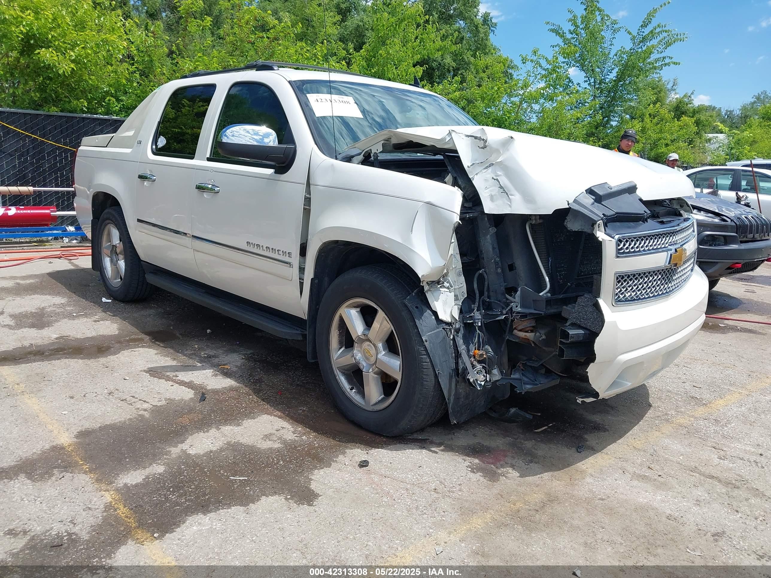2012 Chevrolet Avalanche LTZ, VIN 3GNMCGE09CG187885 — Перед
