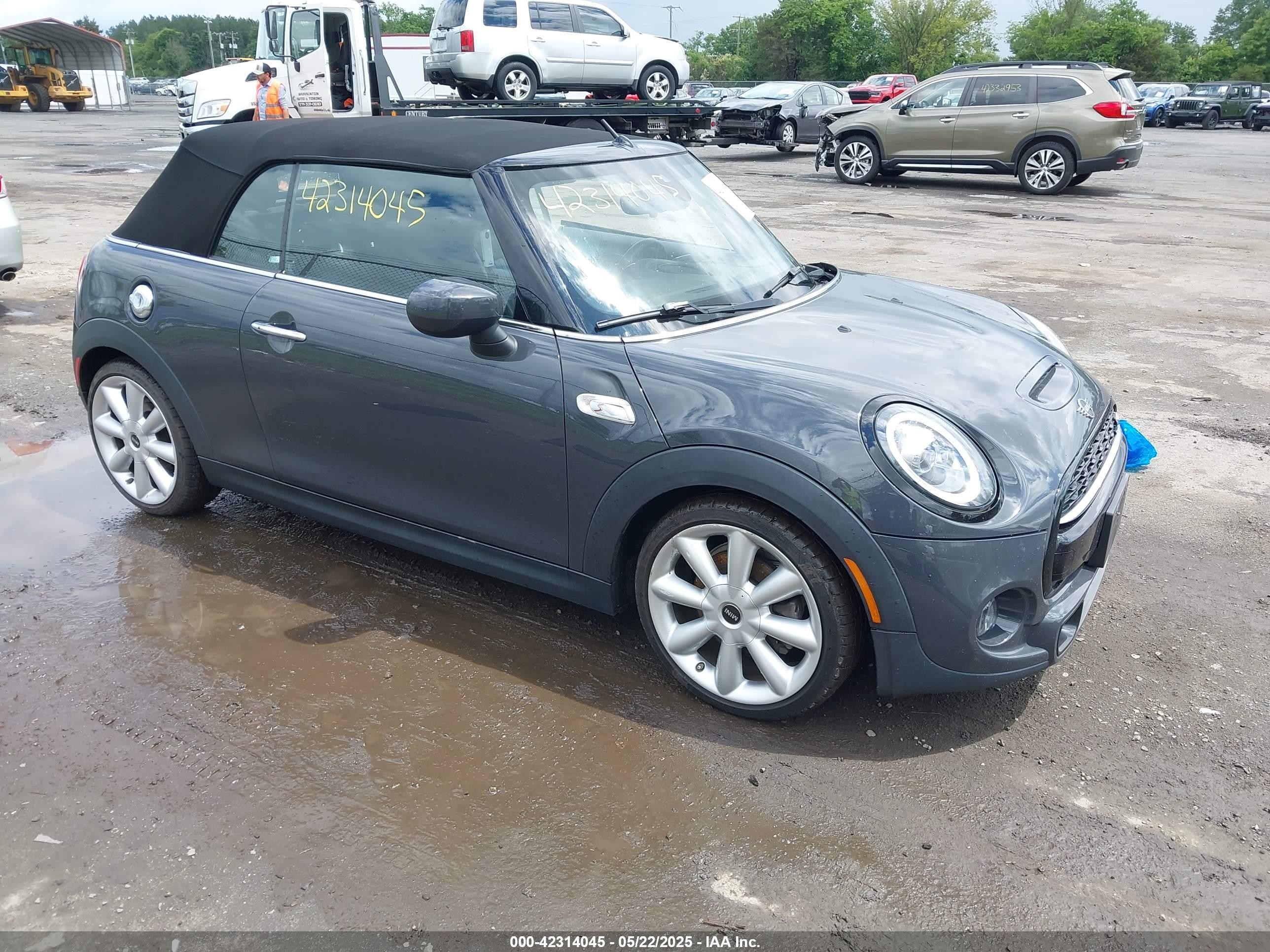 2021 MINI Convertible Cooper S, VIN WMWWJ5C06M3M15700 — Бок