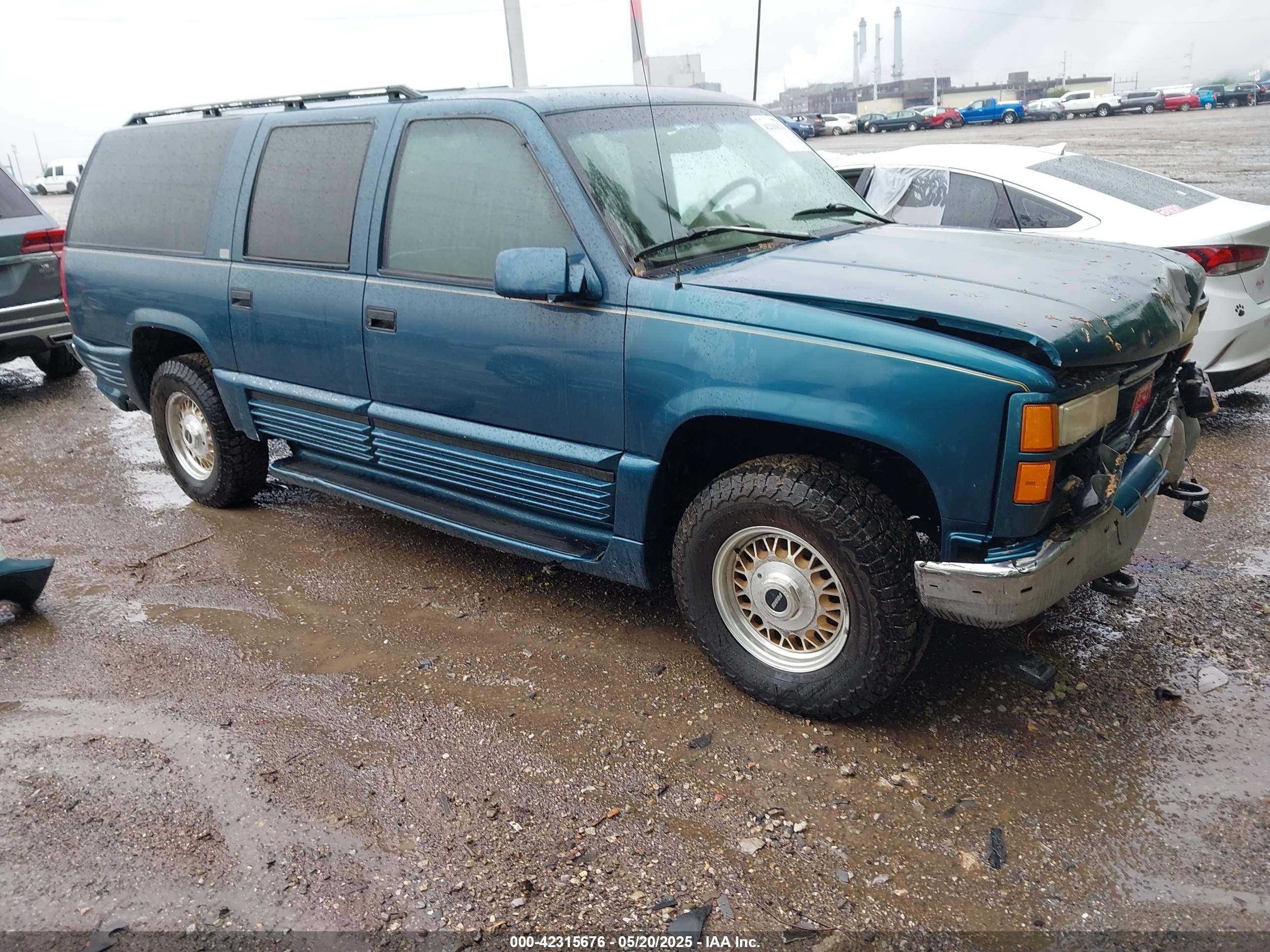 1995 GMC Suburban, VIN 1GDFK16K8SJ741041 — Front end