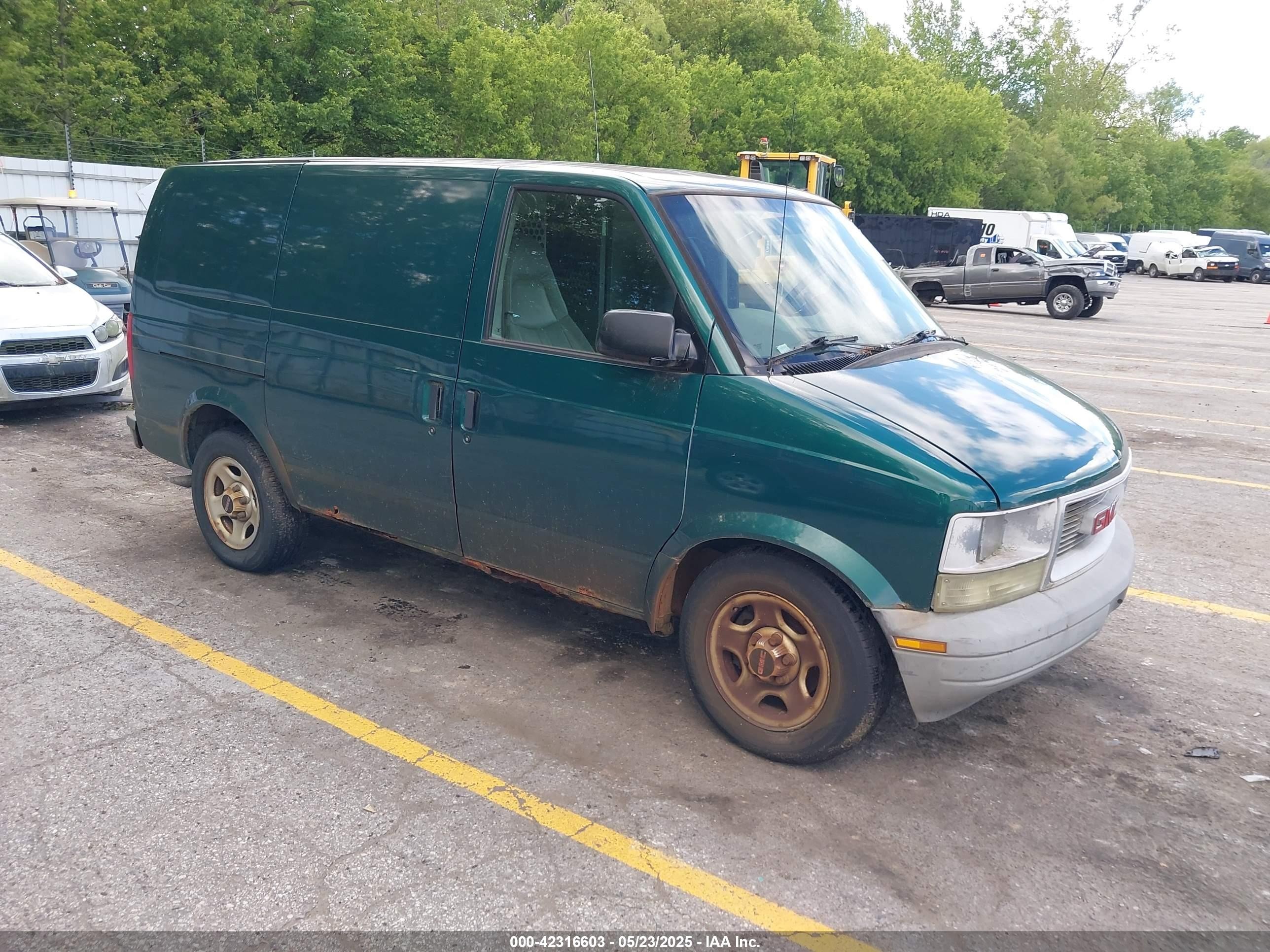 2004 GMC Safari Cargo, VIN 1GTDL19X74B503033 — Side