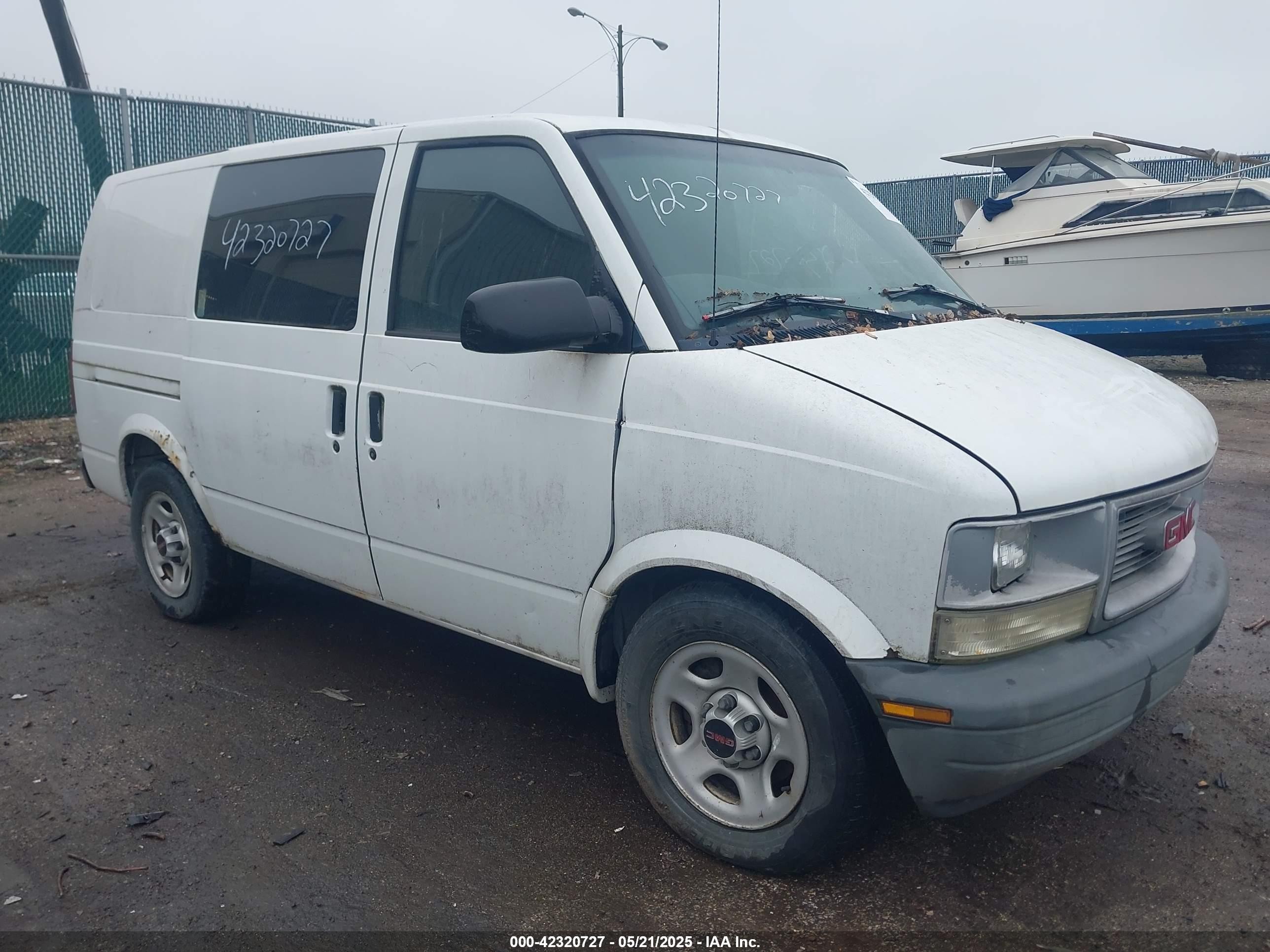 2003 GMC Safari Cargo, VIN 1GTDM19X73B516845 — Front end