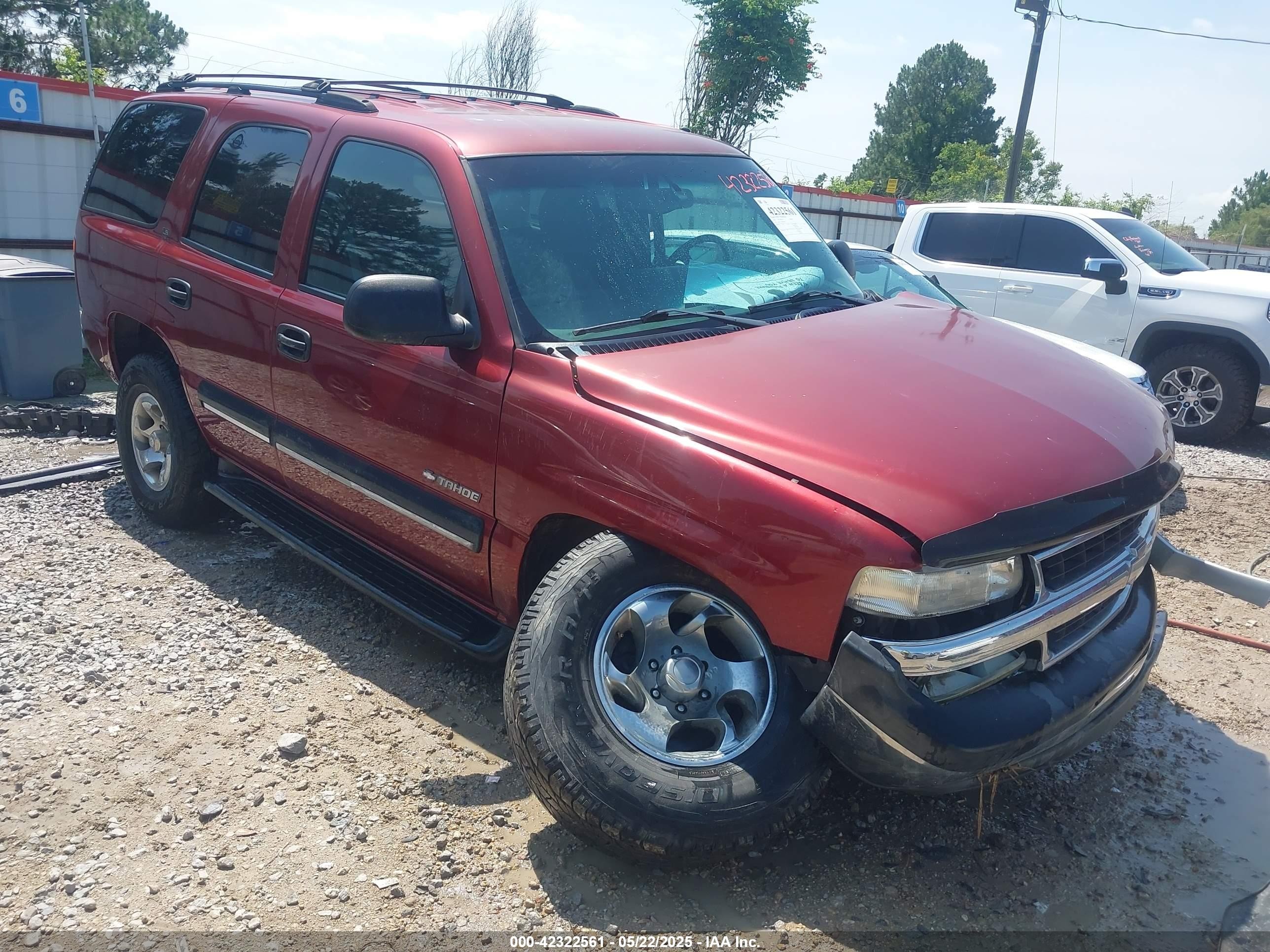 2001 Chevrolet Tahoe LT, VIN 1GNEK13T01R220304 — Front end