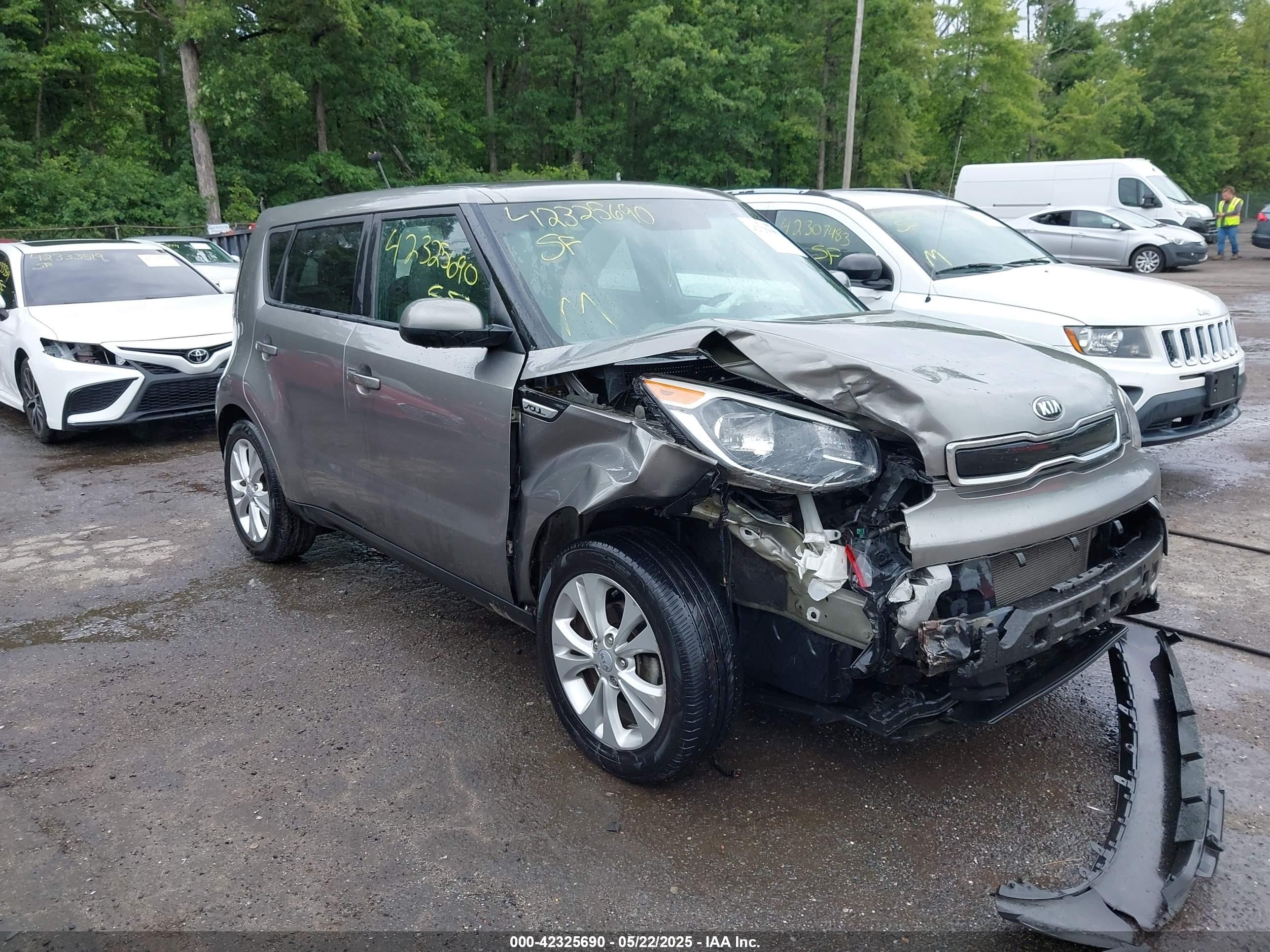 2016 Kia Soul +, VIN KNDJP3A51G7371987 — Front end