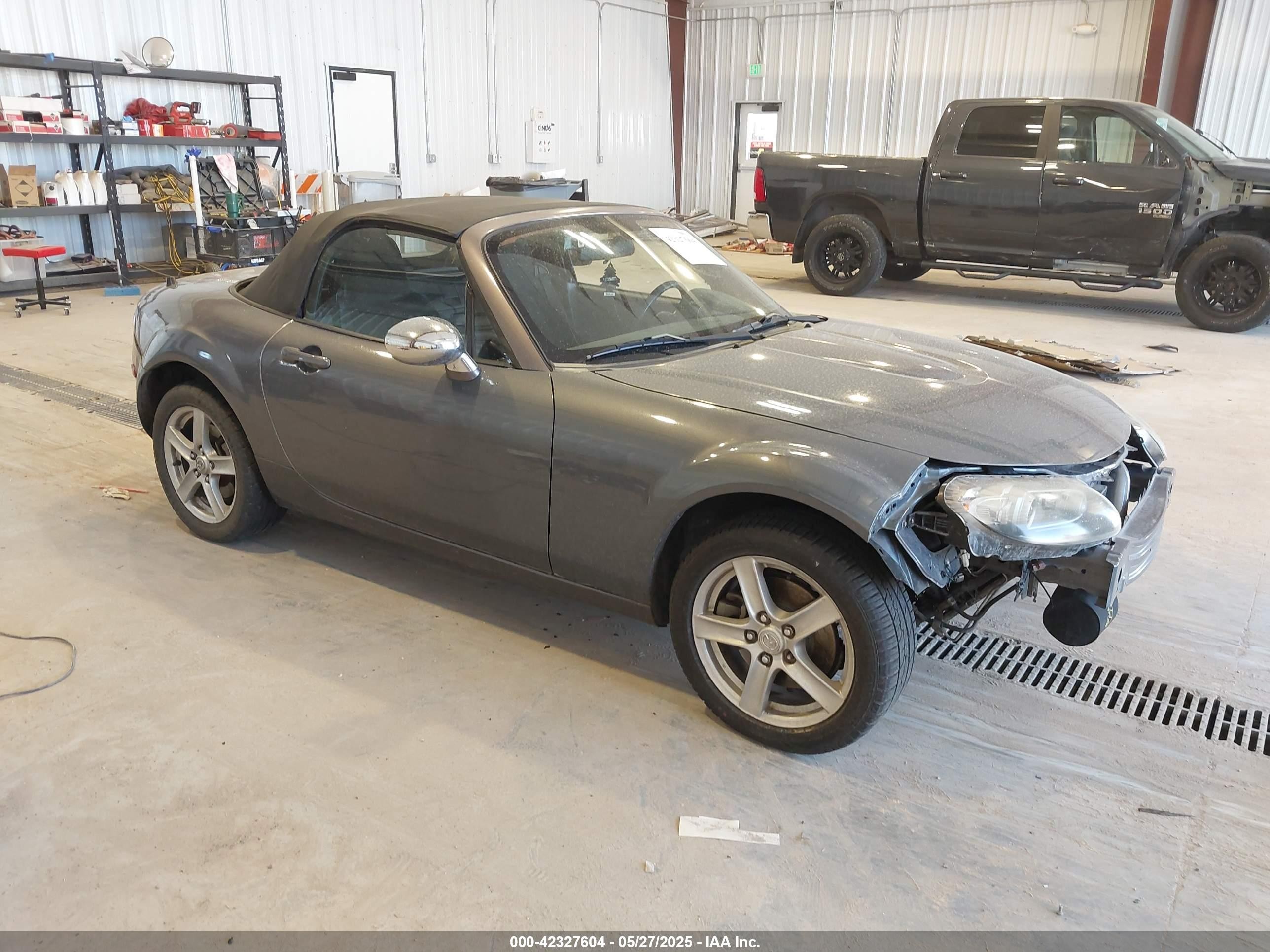 2006 Mazda MX-5 Miata Grand Touring, VIN JM1NC25F460110113 — Front end