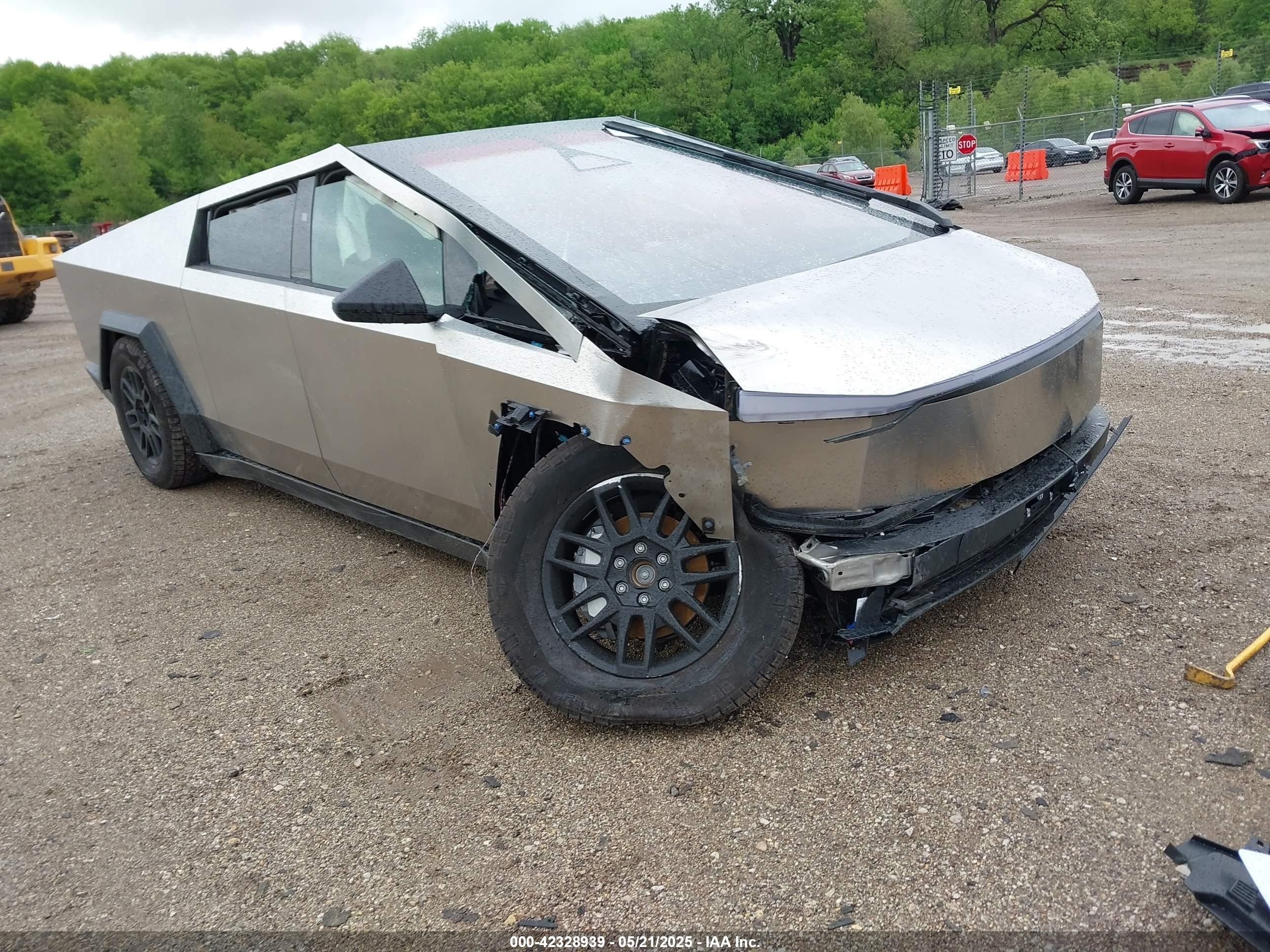 2025 Tesla Cybertruck, VIN 7G2CEHED4SA069152 — Front end