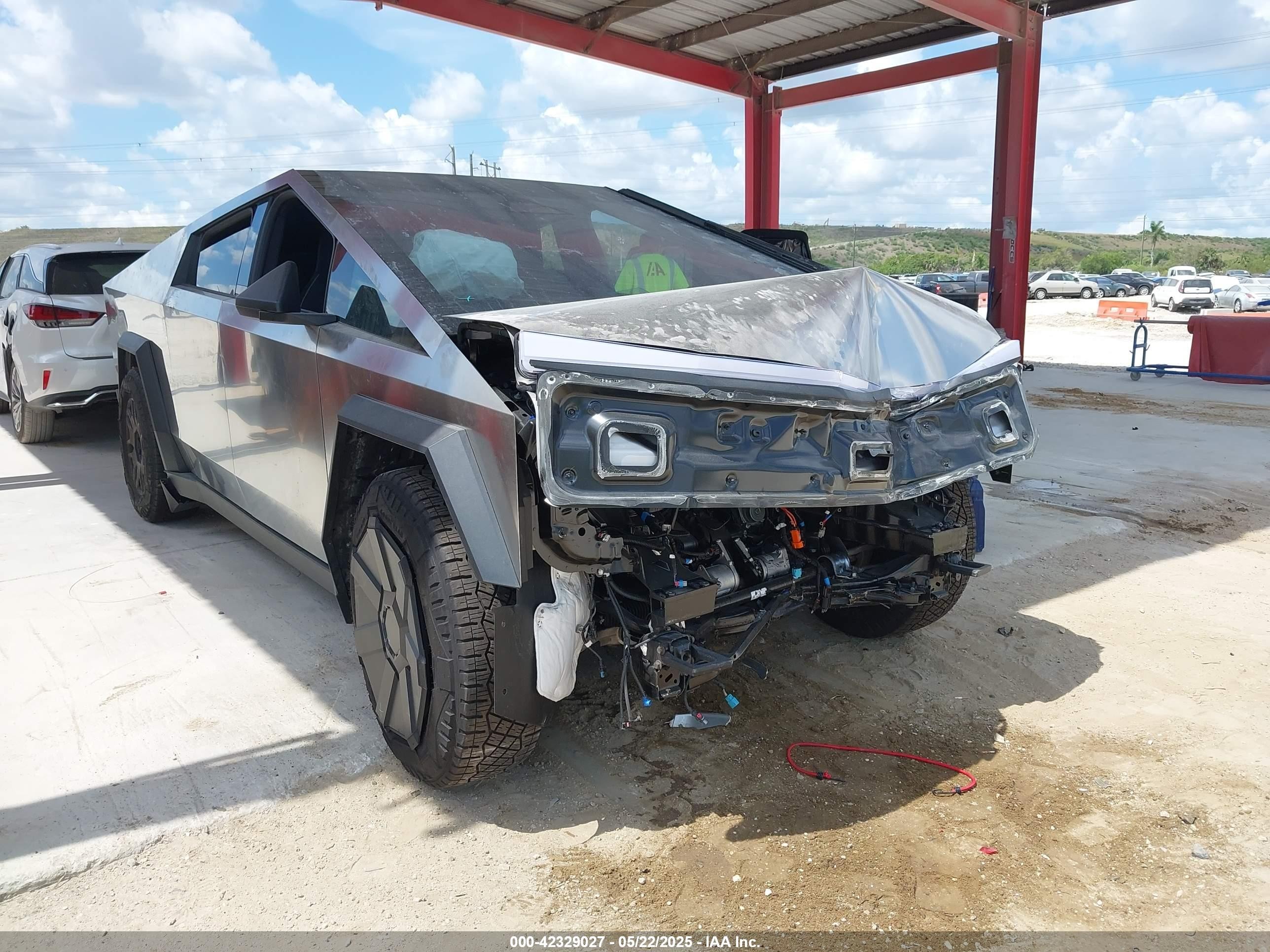 2025 Tesla Cybertruck Cyberbeast, VIN 7G2CEHEE0SA059937 — Front end