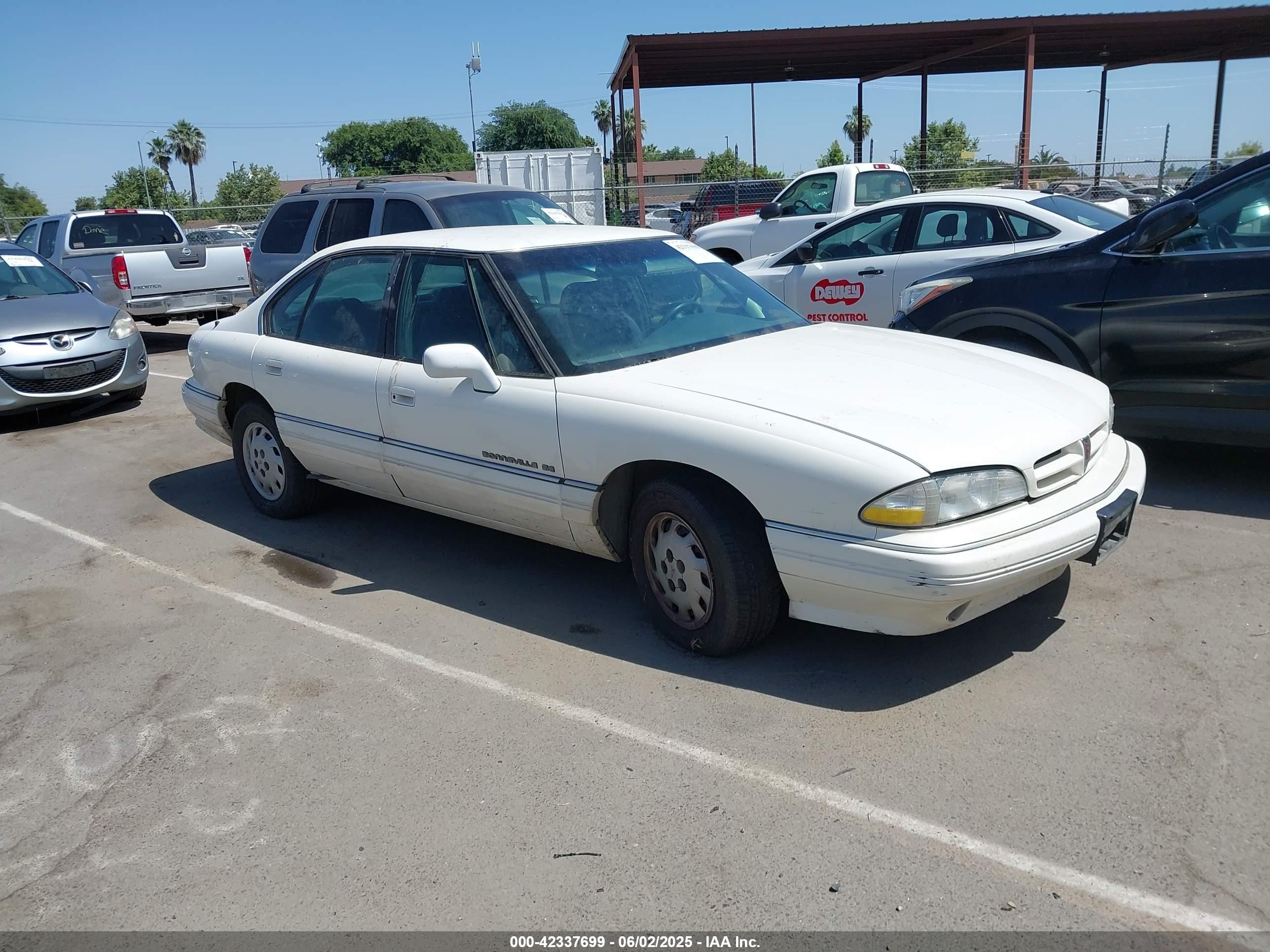 1992 Pontiac Bonneville SE, VIN 1G2HX53L4N1308926 — Front end
