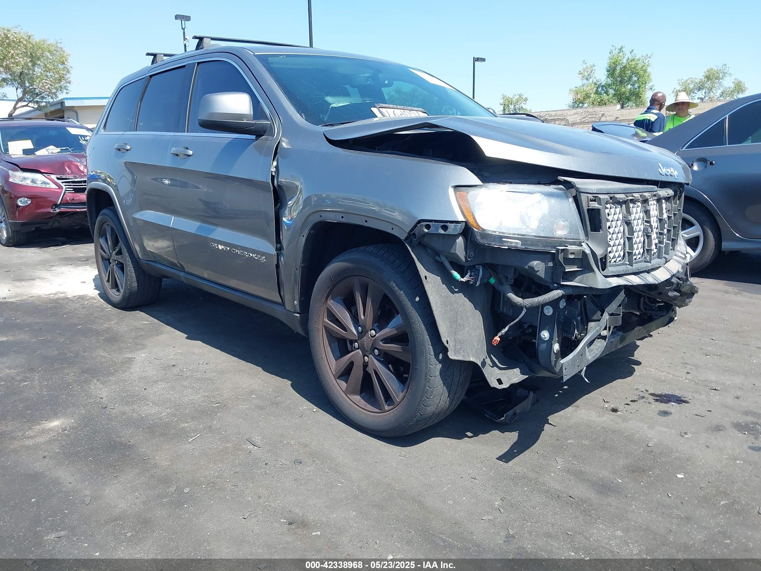 2013 Jeep Grand Cherokee Laredo, VIN 1C4RJEAT0DC562351 — Front end