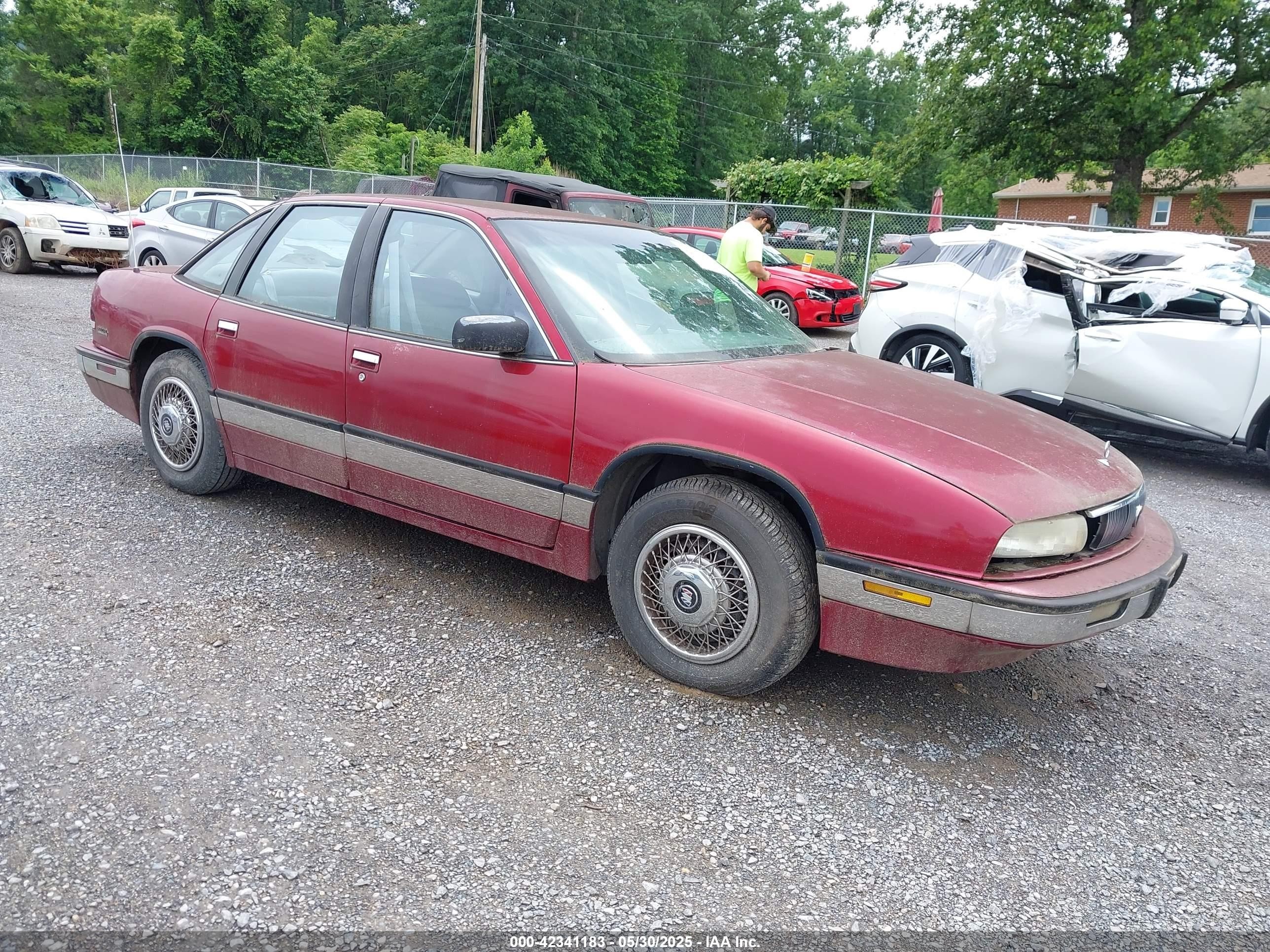 1992 Buick Regal, VIN 2G4WD54L9N1485567 — Front end
