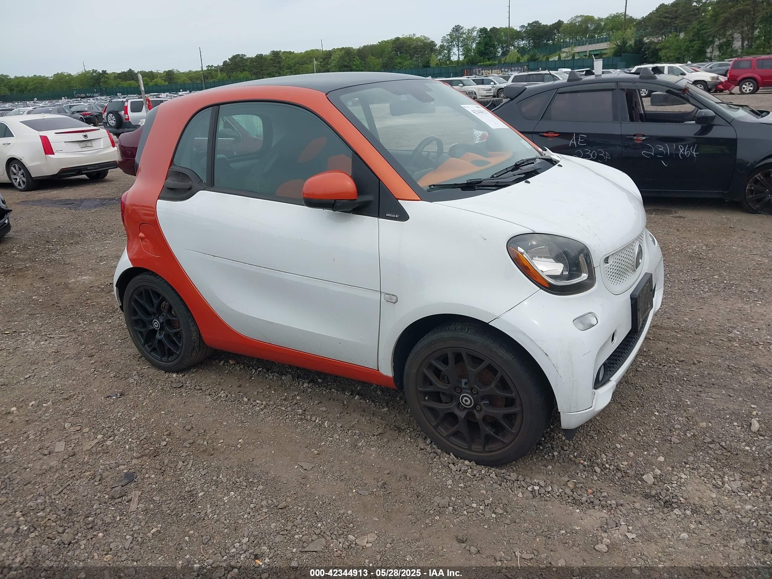 2016 Smart fortwo Passion, VIN WMEFJ5DA0GK068810 — Vandalism