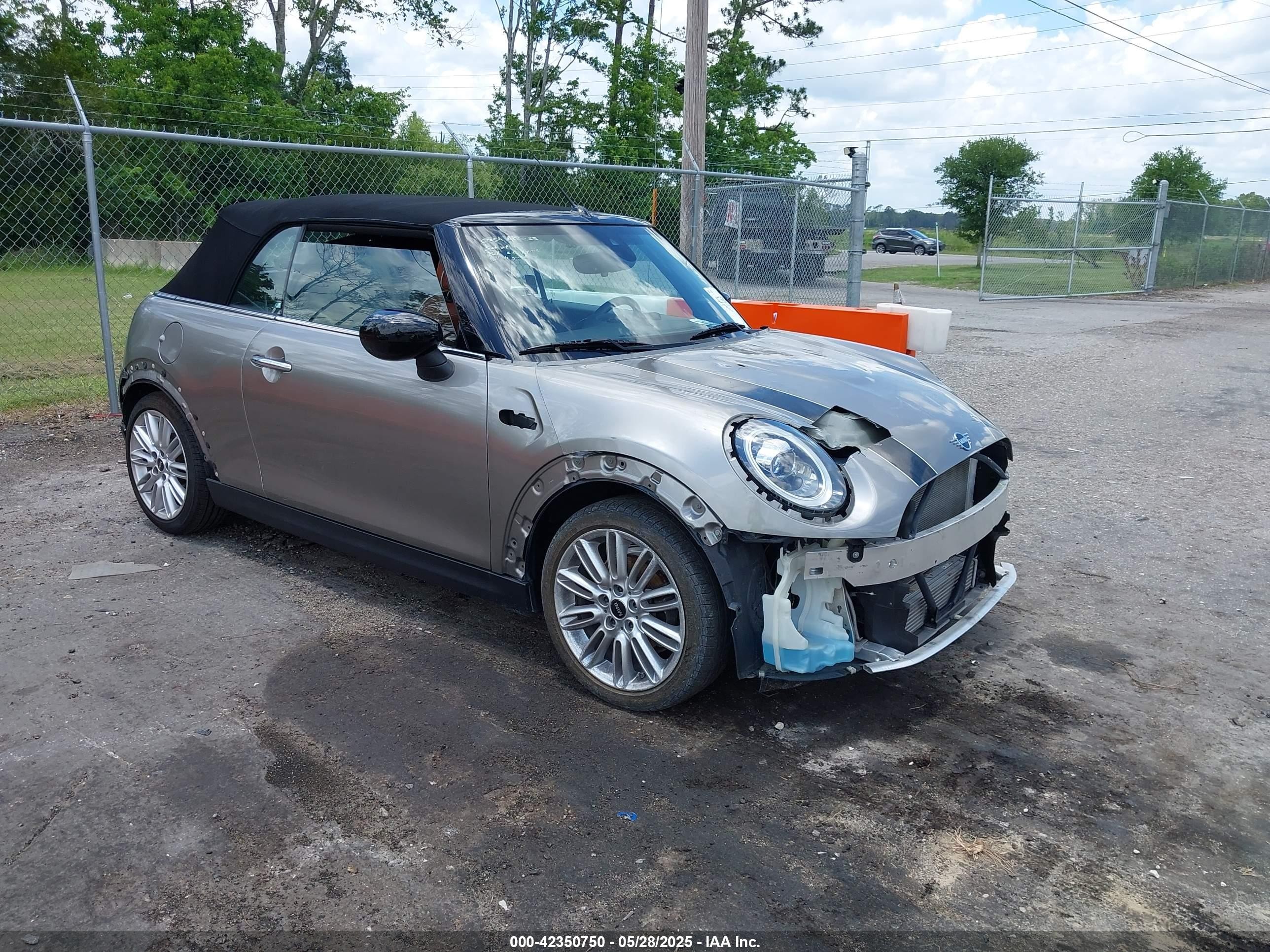 2021 MINI Convertible Cooper, VIN WMWWJ3C06M3M08556 — Перед