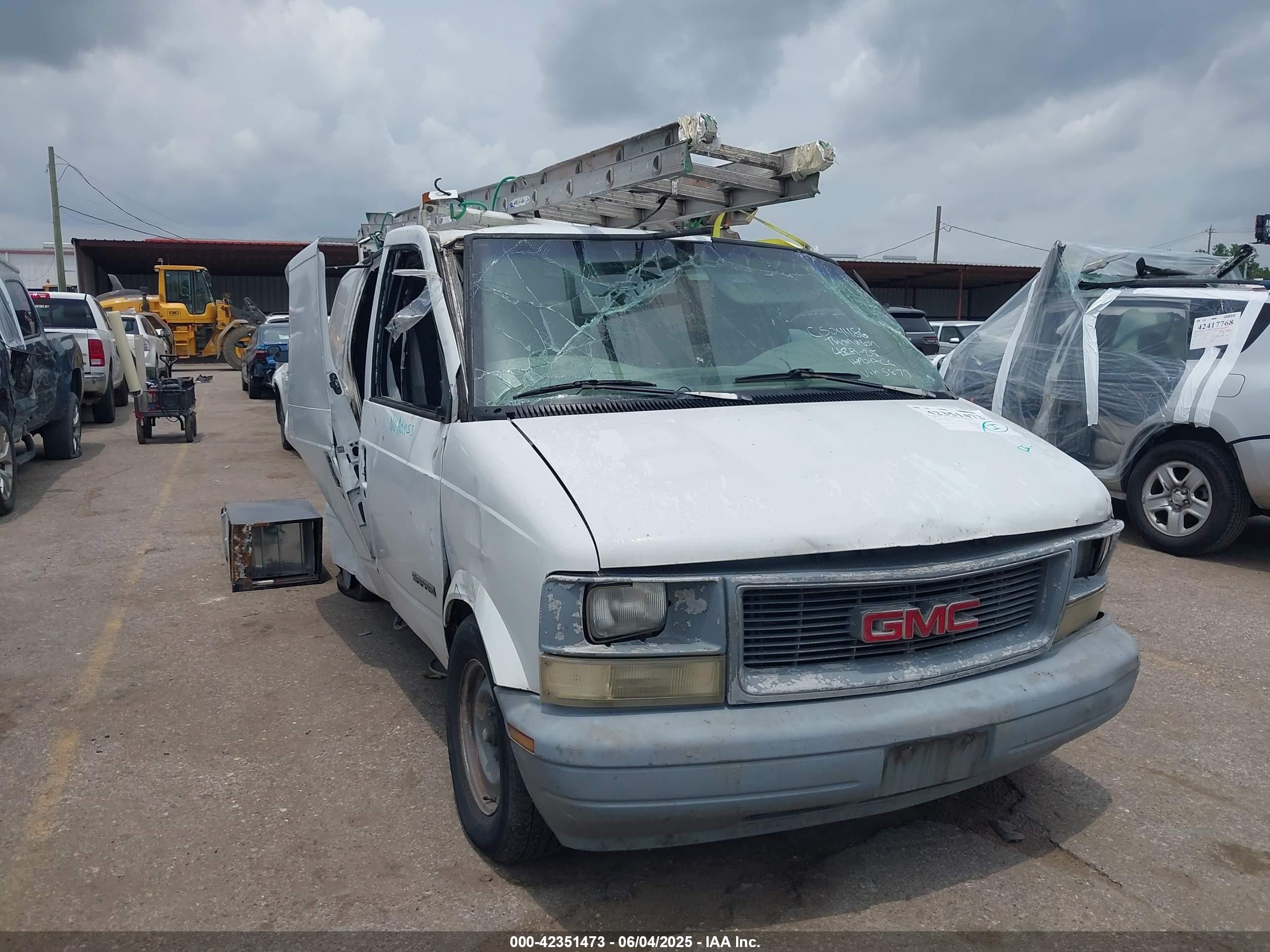 2000 GMC Safari Cargo, VIN 1GTDM19W1YB525877 — All over