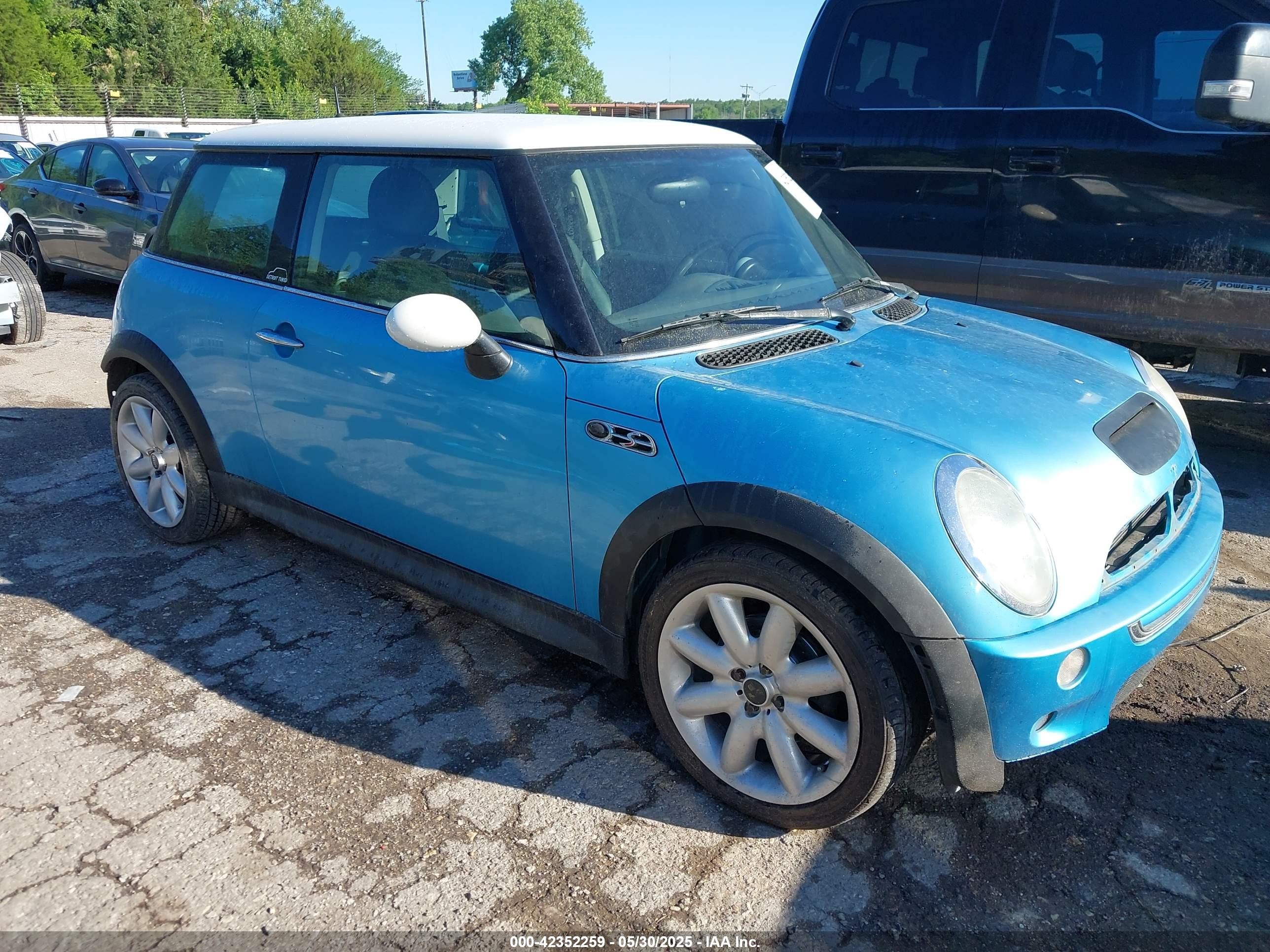 2002 MINI Hardtop S, VIN WMWRE33412TD50327 — Front end