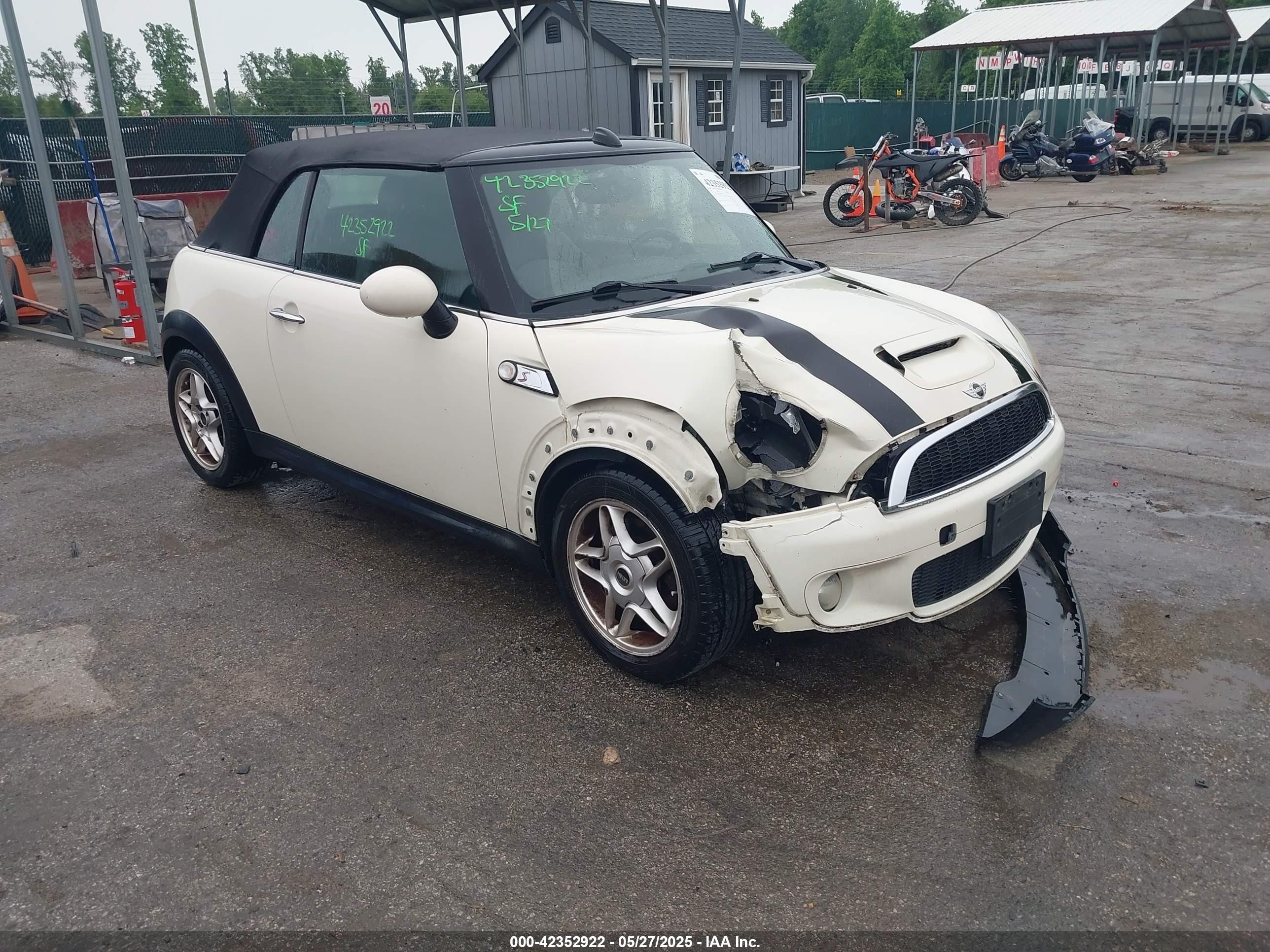 2010 MINI Convertible S, VIN WMWMS3C5XATY50784 — Перед