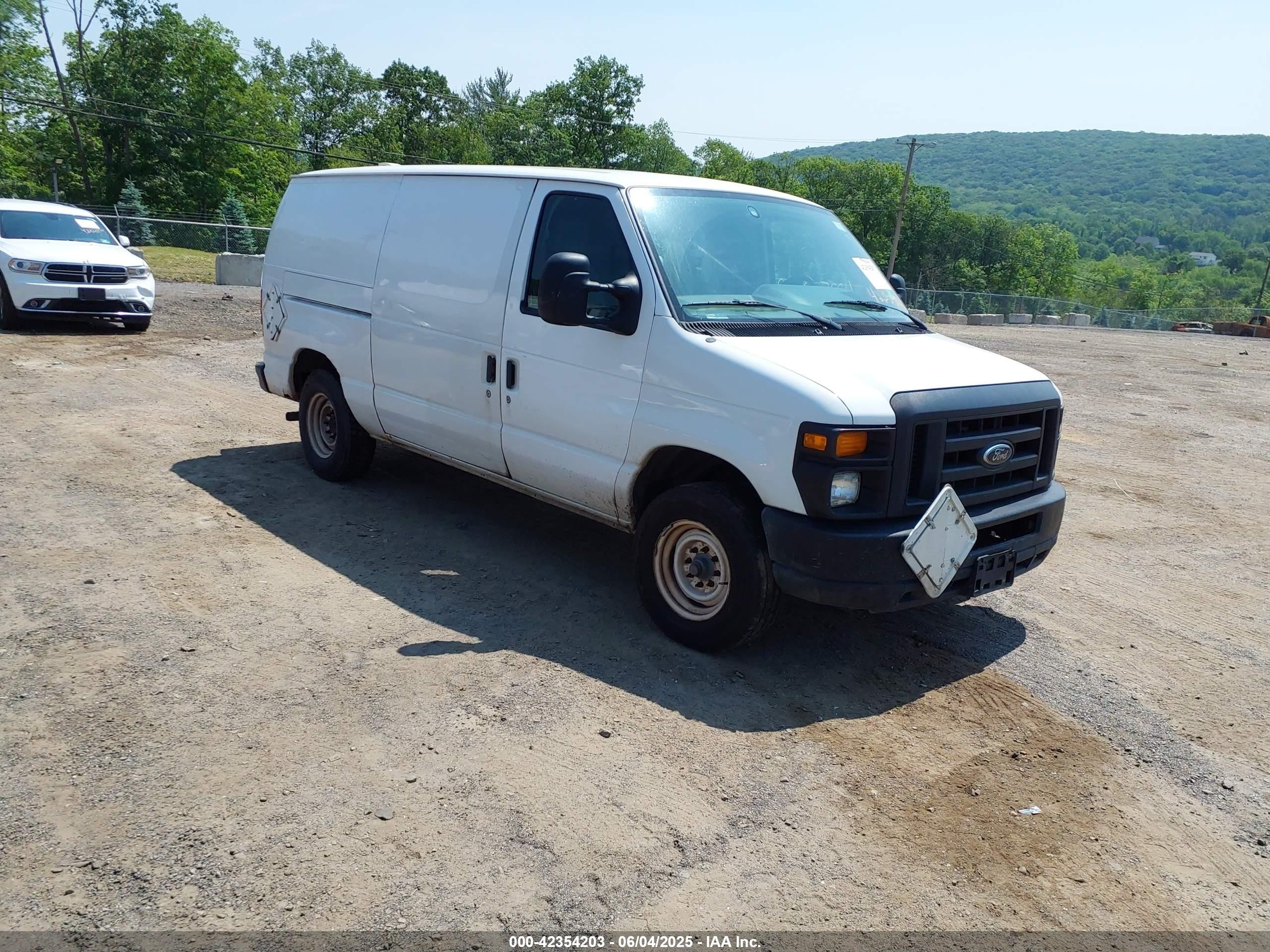 2010 Ford Econoline Cargo Commercial, VIN 1FTNE1EW1ADA91820 — Front end