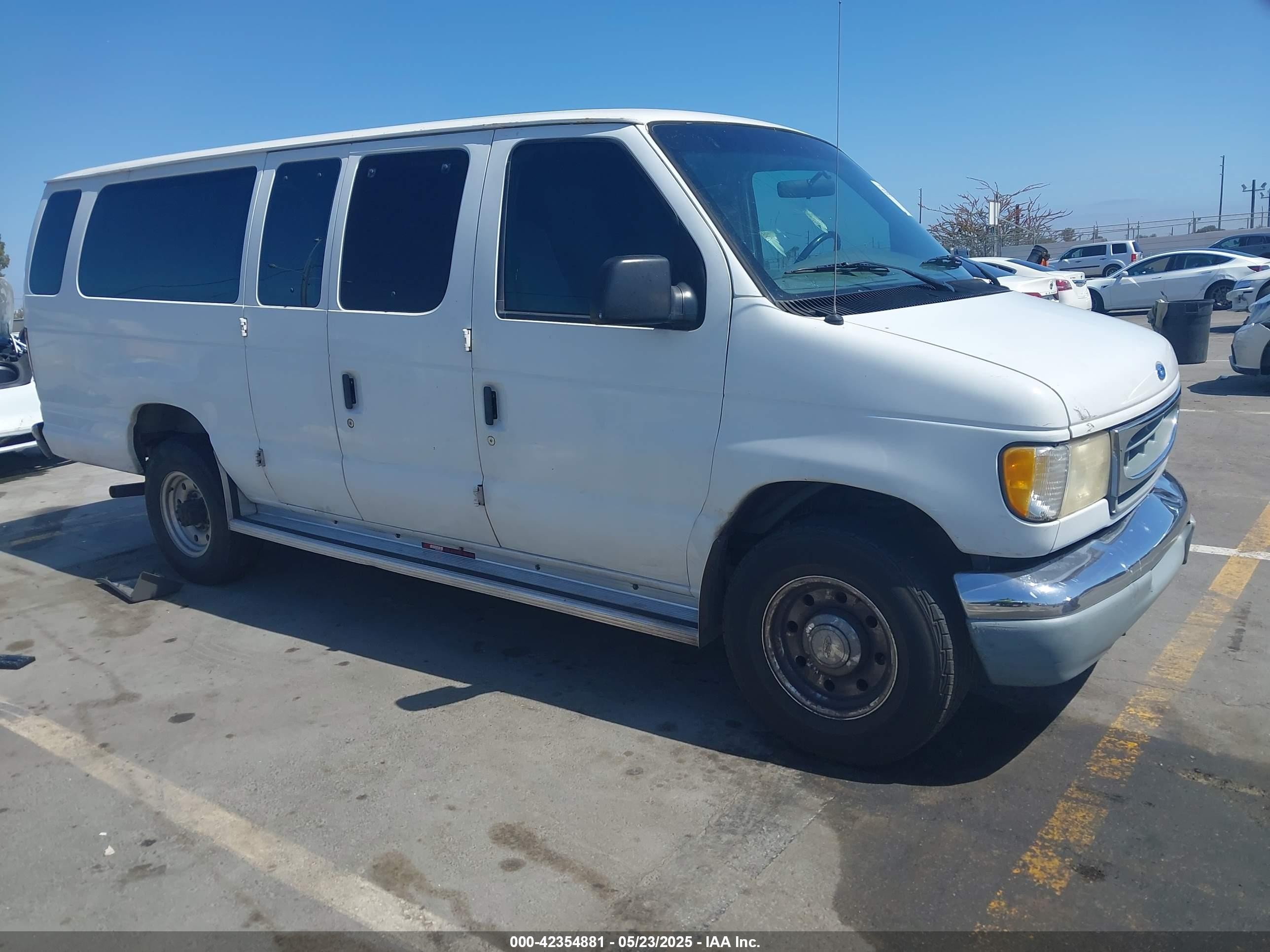 1997 Ford Econoline Wagon XL, VIN 1FBJS31L7VHA35267 — Front end