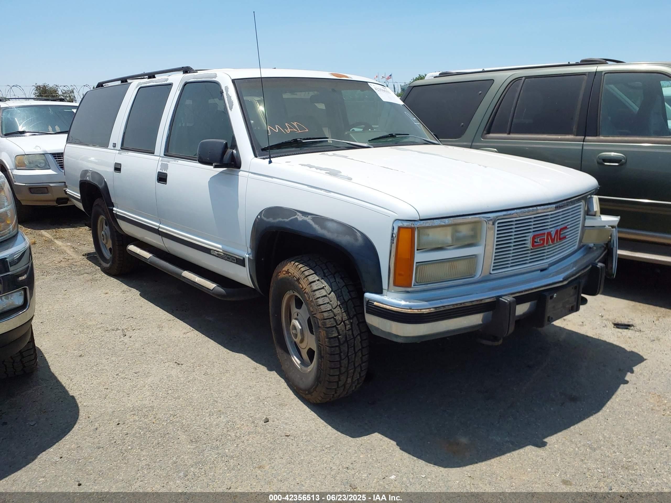 1993 GMC Suburban, VIN 1GKGK26N9PJ724480 — Front end