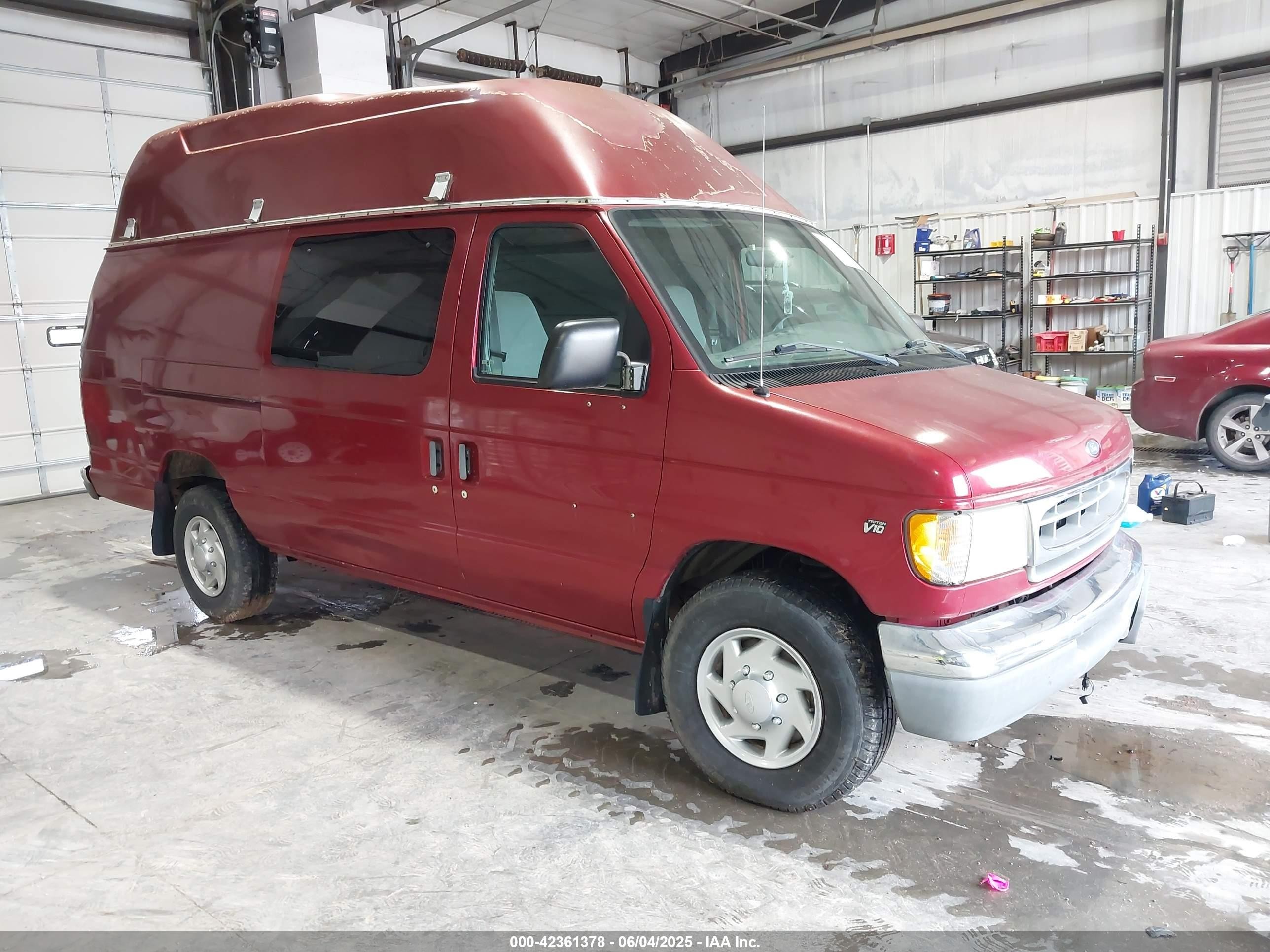 1999 Ford E-350, VIN 1FTSS34S1XHA86608 — Front end