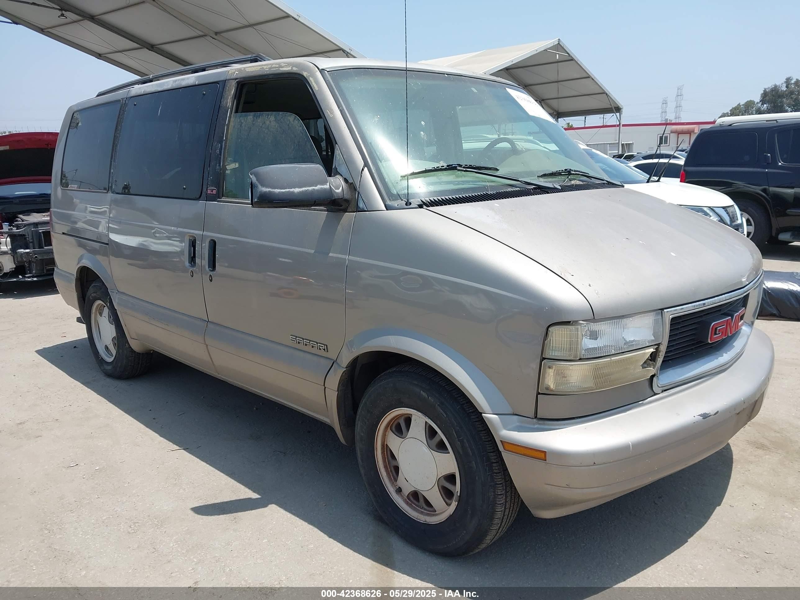 2001 GMC Safari, VIN 1GKDM19W21B502635 — Front end