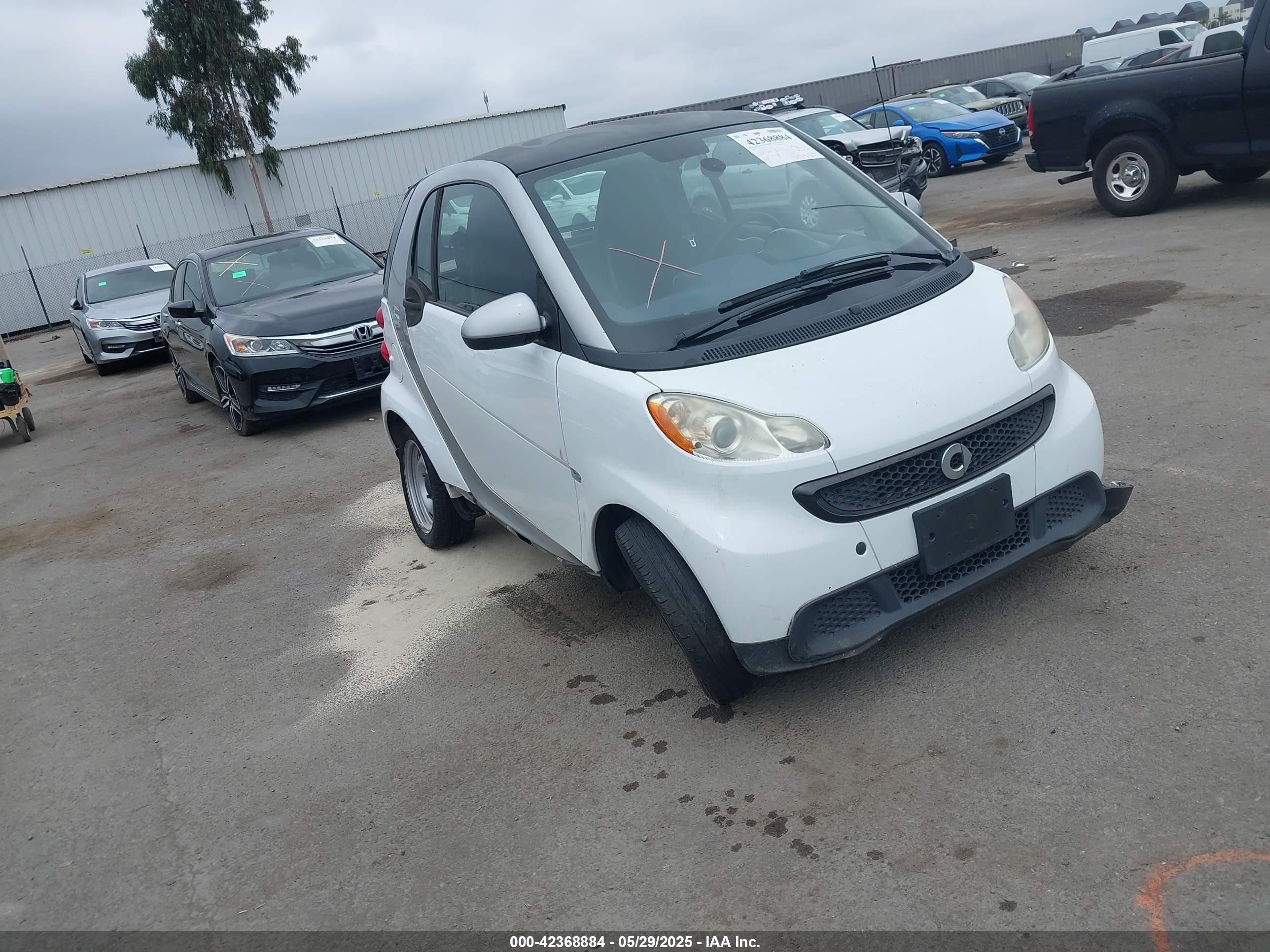 2013 Smart fortwo Pure, VIN WMEEJ3BA5DK625404 — Side