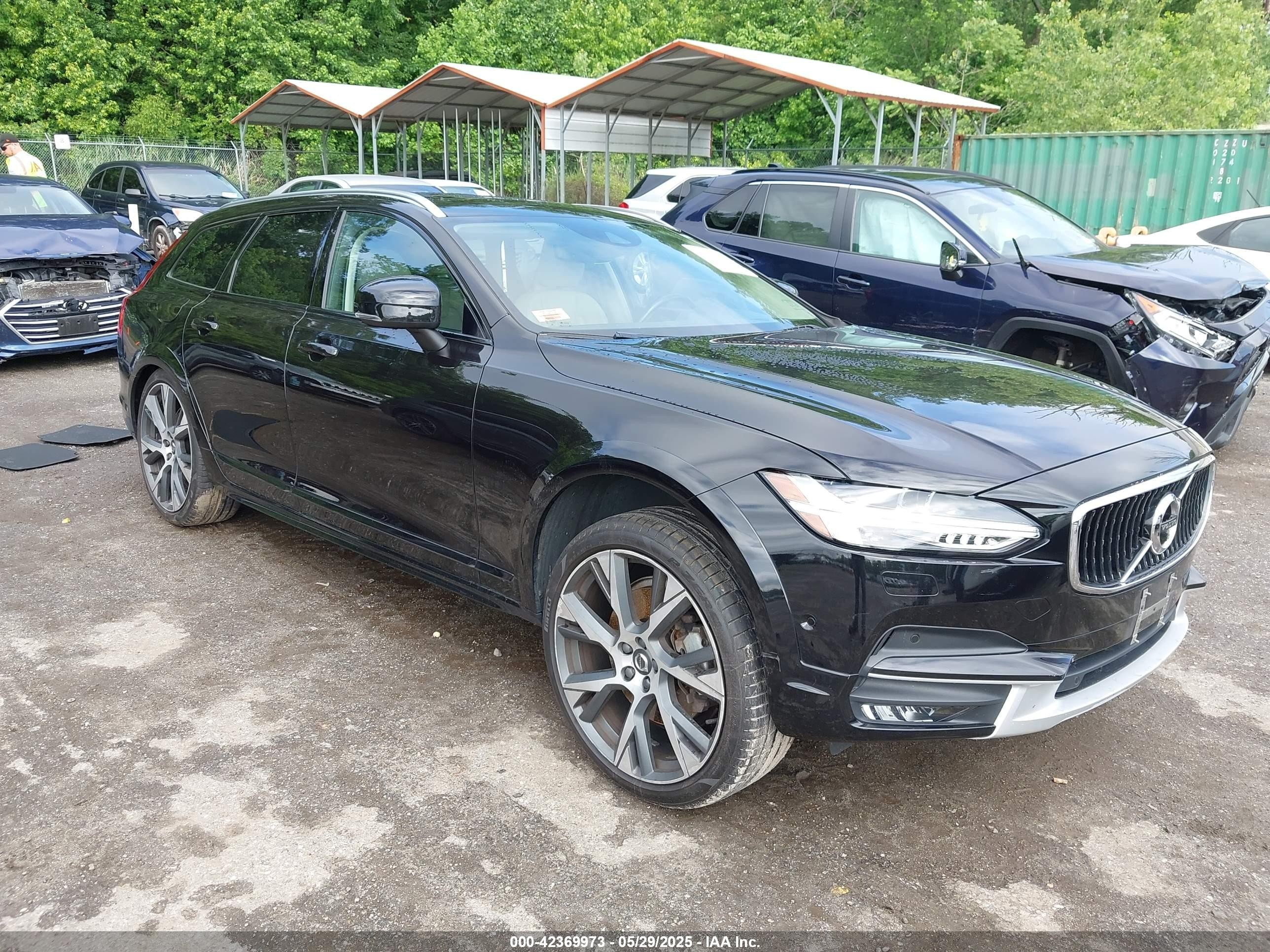 2017 Volvo V90, VIN YV4A22NL0H1006705 — Бок