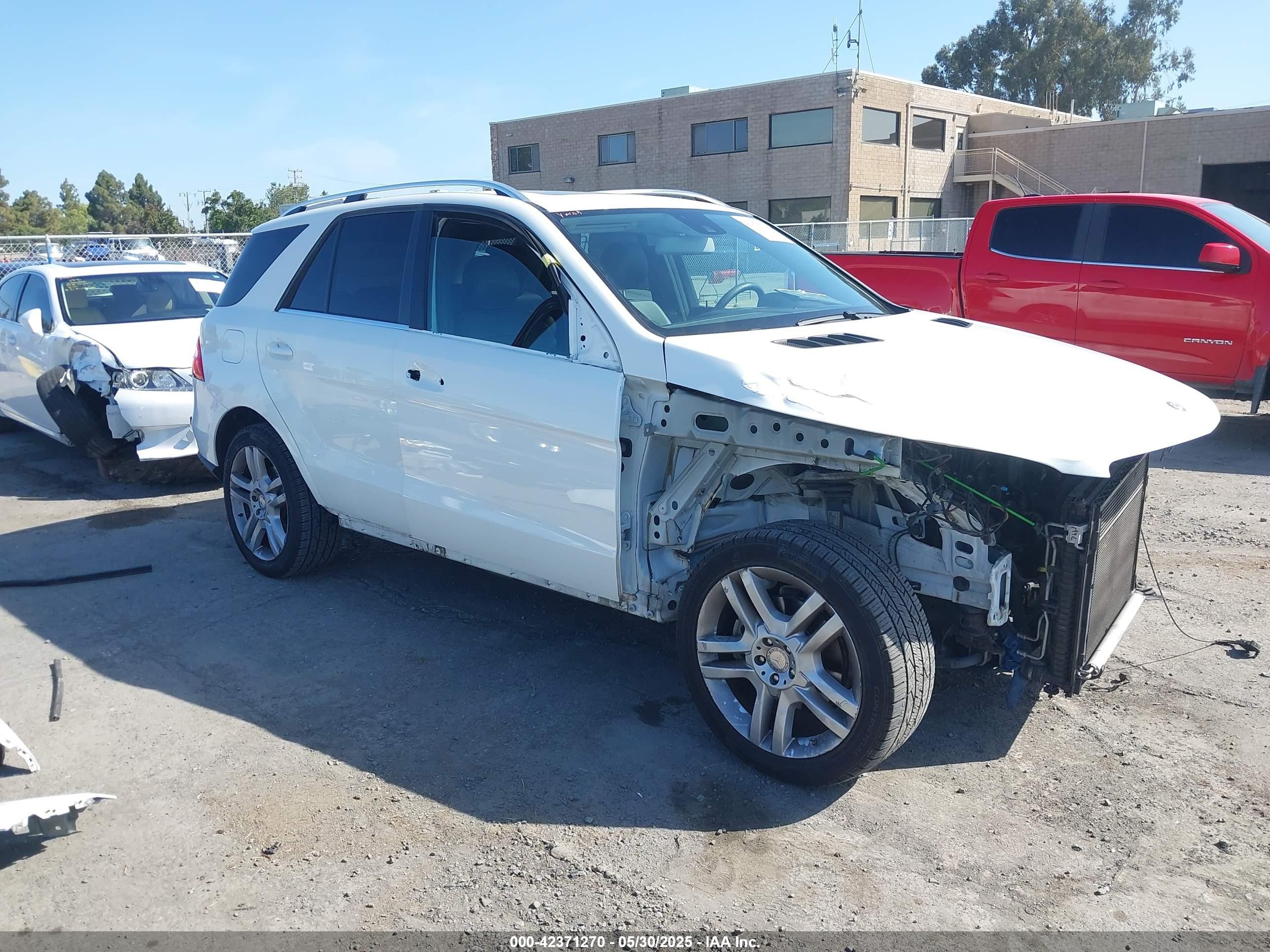 2015 Mercedes-Benz M 350, VIN 4JGDA5HB3FA453433 — Front end