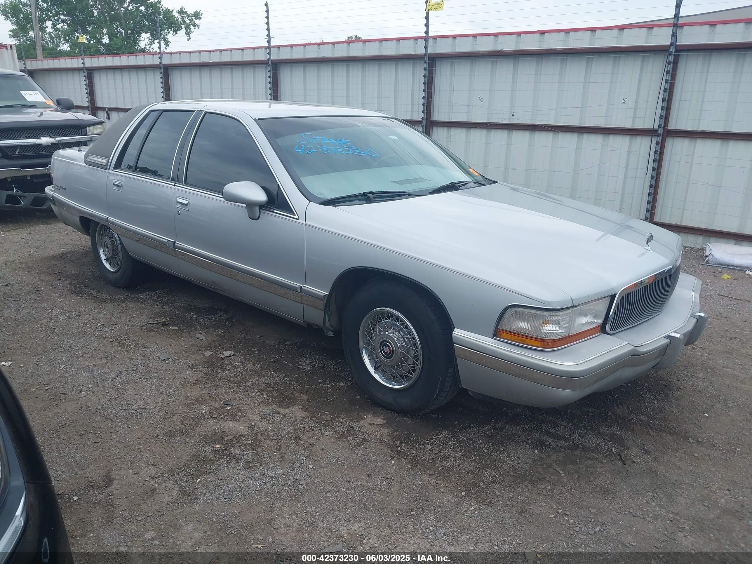 1992 Buick Roadmaster Ltd, VIN 1G4BT5377NR447882 — Side