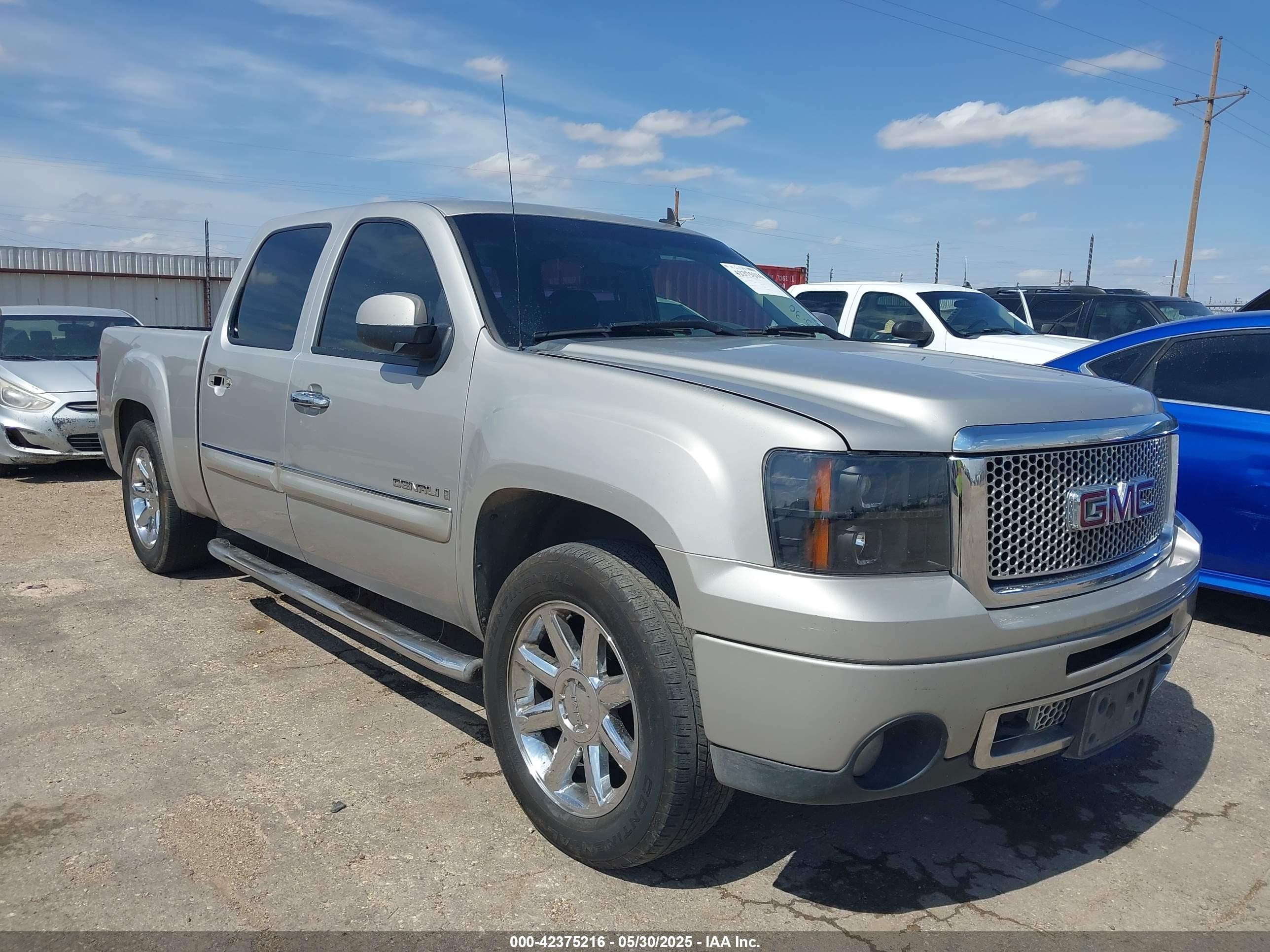 2007 GMC Sierra Denali, VIN 2GTEC638771678468 — Side