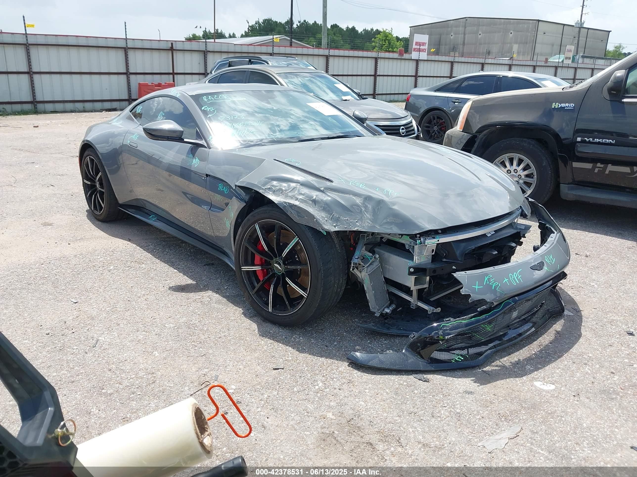 2021 Aston Martin Vantage, VIN SCFSMGAW1MGN05567 — Front end