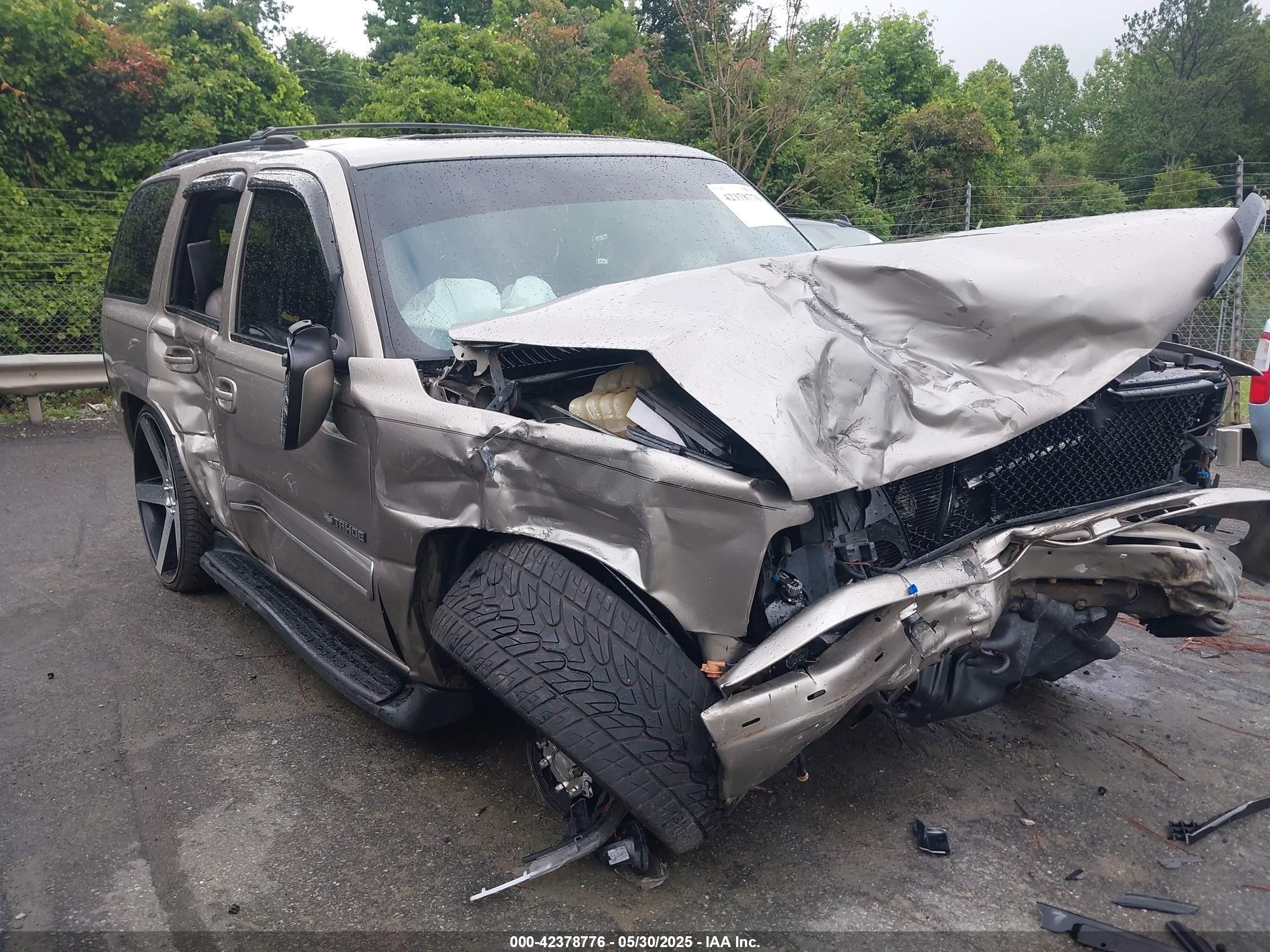 2001 Chevrolet Tahoe LT, VIN 1GNEK13T11R179438 — Front end