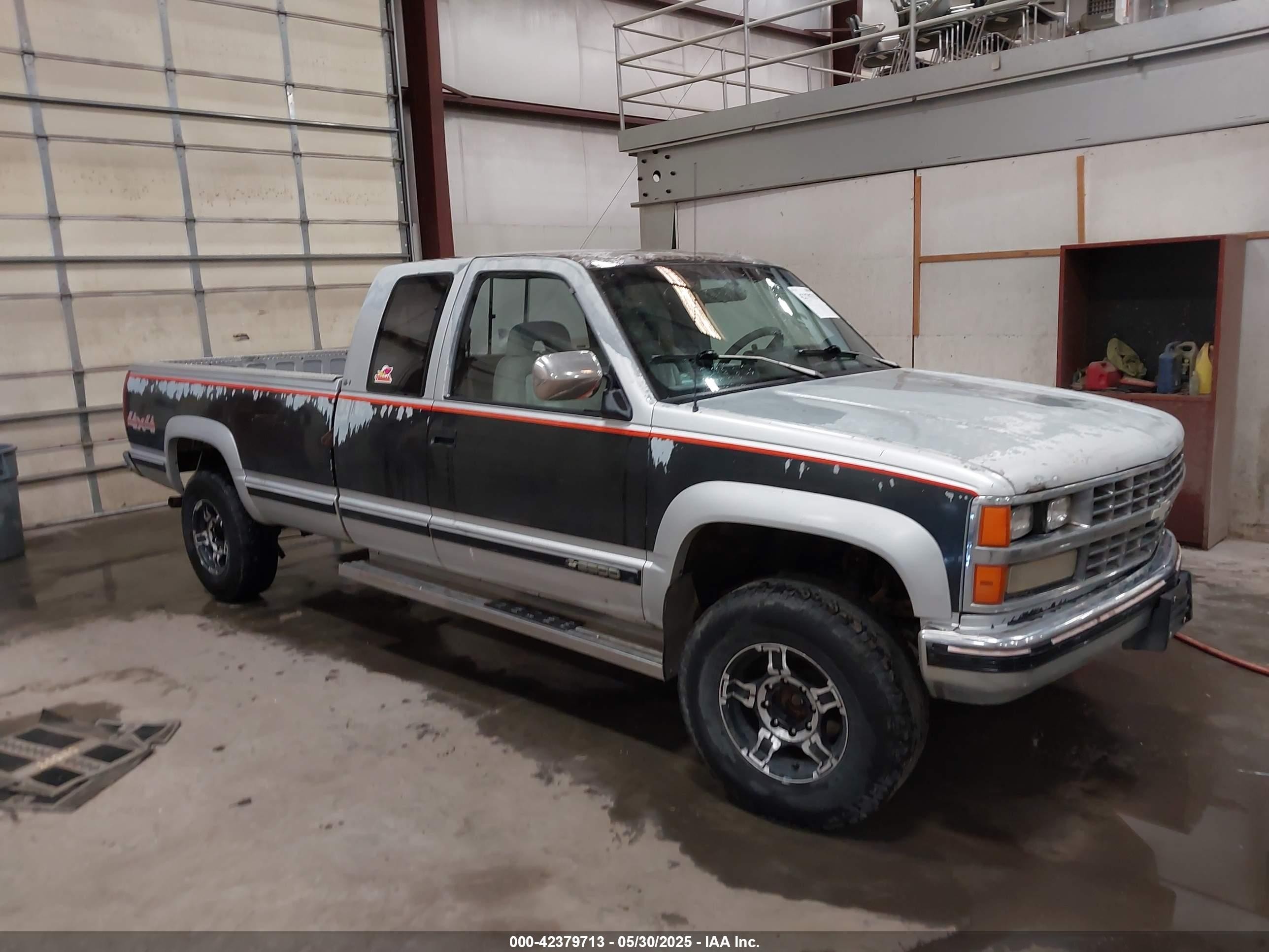 1989 Chevrolet K2500, VIN 2GCGK29K6K1117971 — Front end