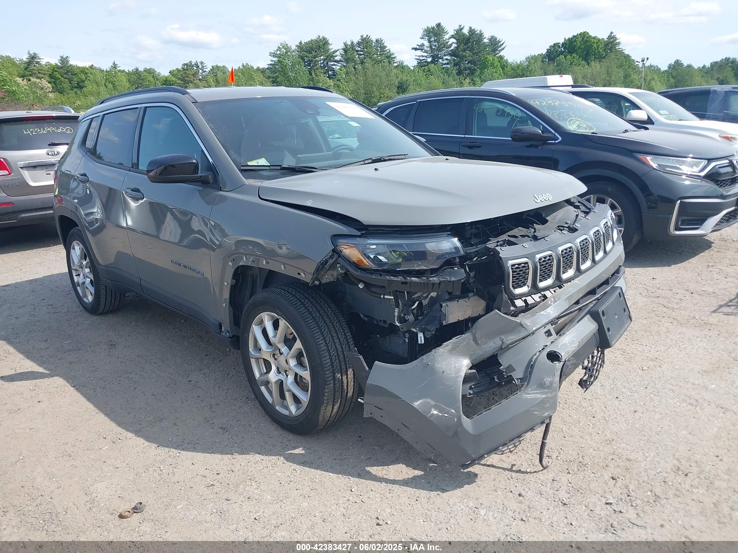 2023 Jeep Compass Latitude Lux, VIN 3C4NJDFN8PT531229 — Front end