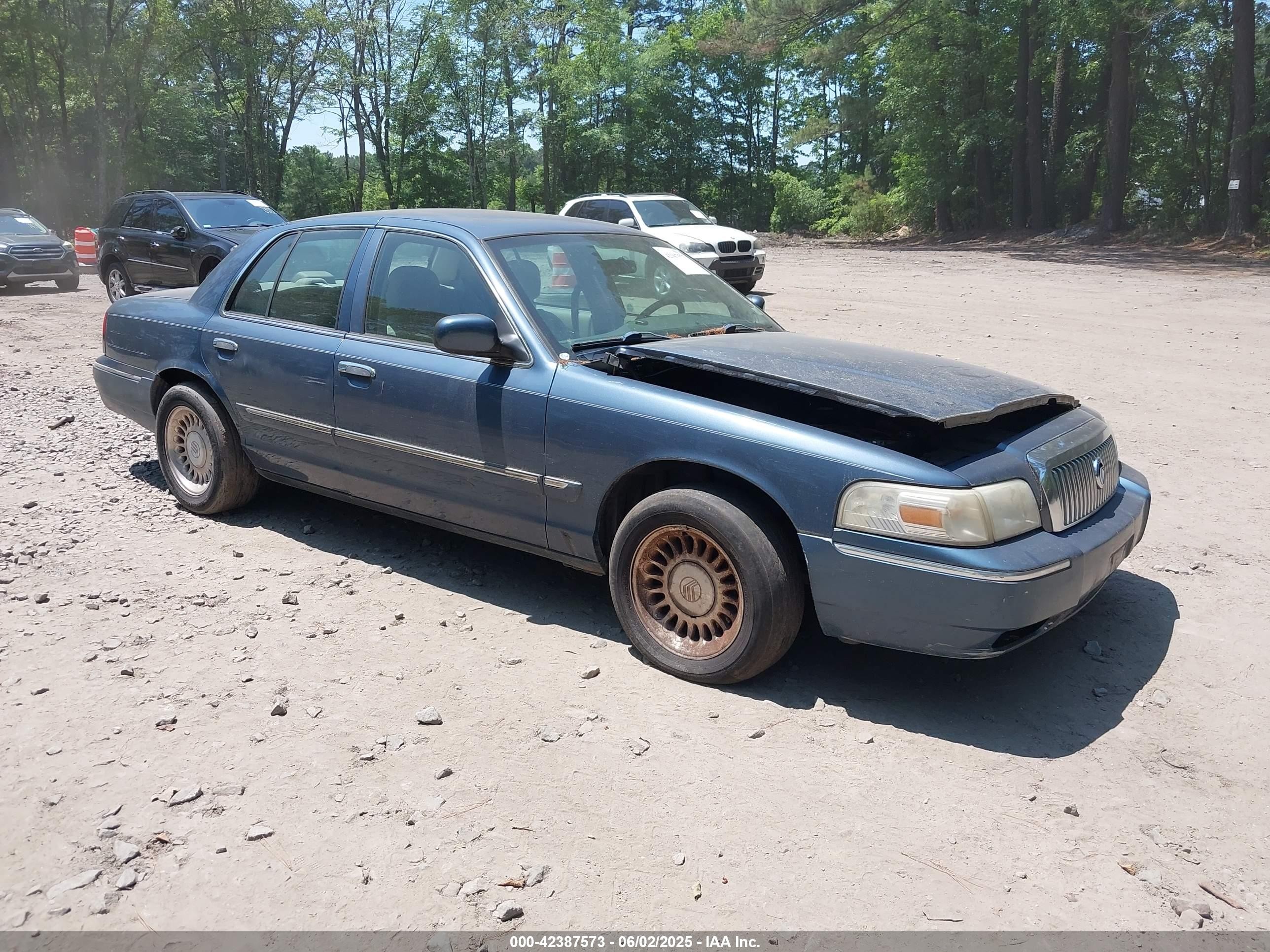 2008 Mercury Grand Marquis GS, VIN 2MEFM74V88X603917 — Front end