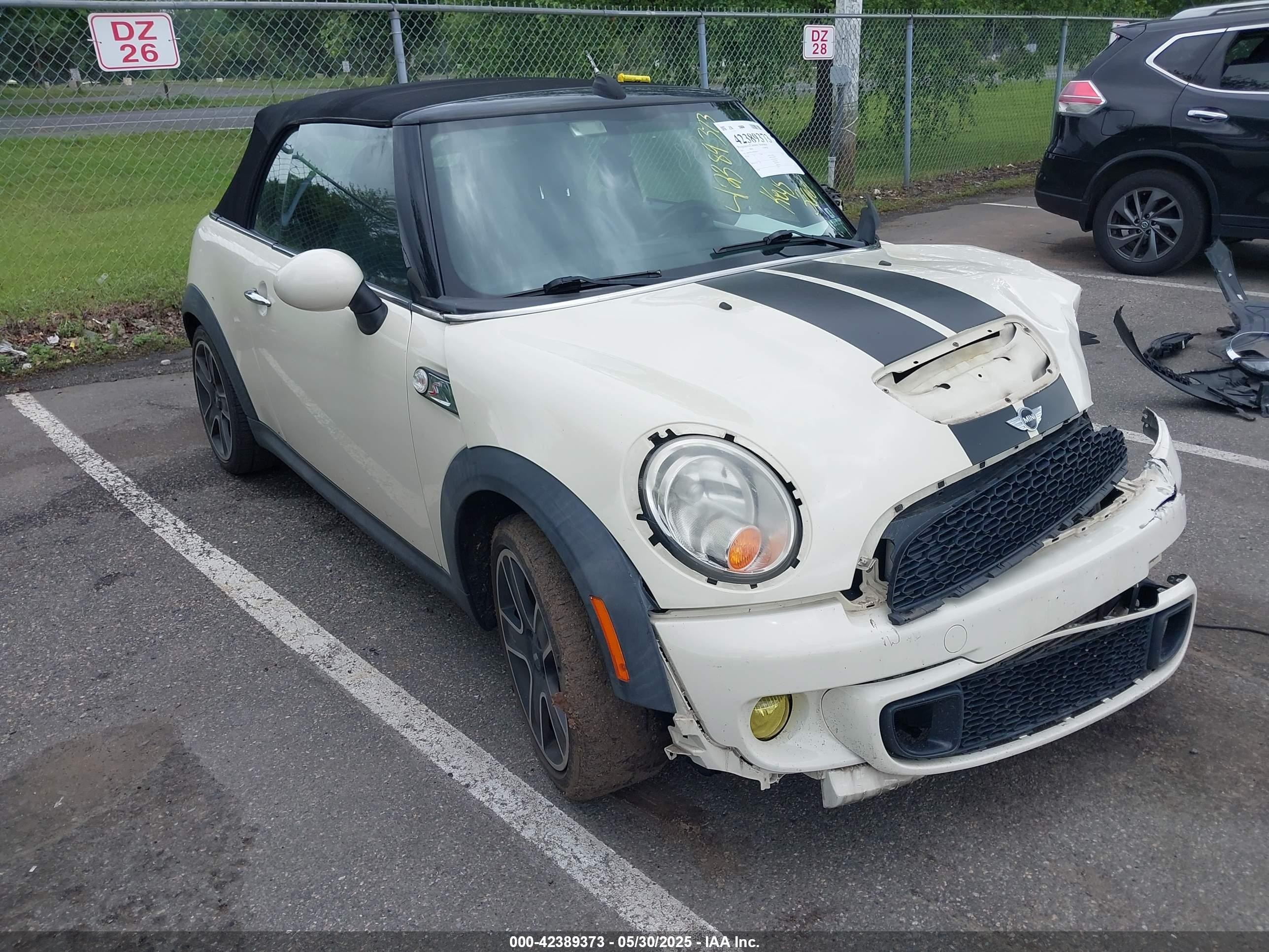 2011 MINI Convertible S, VIN WMWZP3C57BTX82937 — Перед
