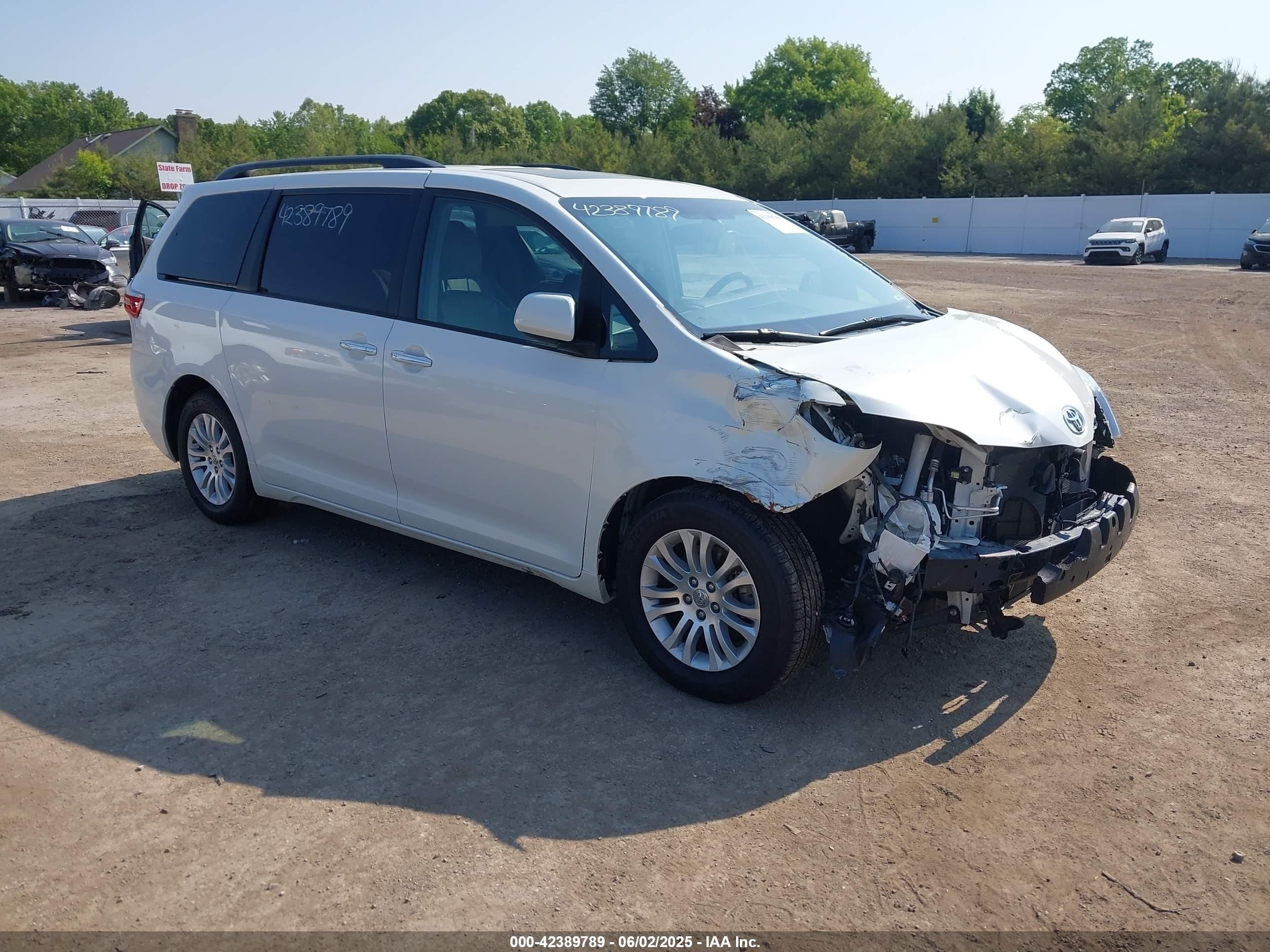 2017 Toyota Sienna XLE Auto Access Seat, VIN 5TDYZ3DC8HS787173 — Front end