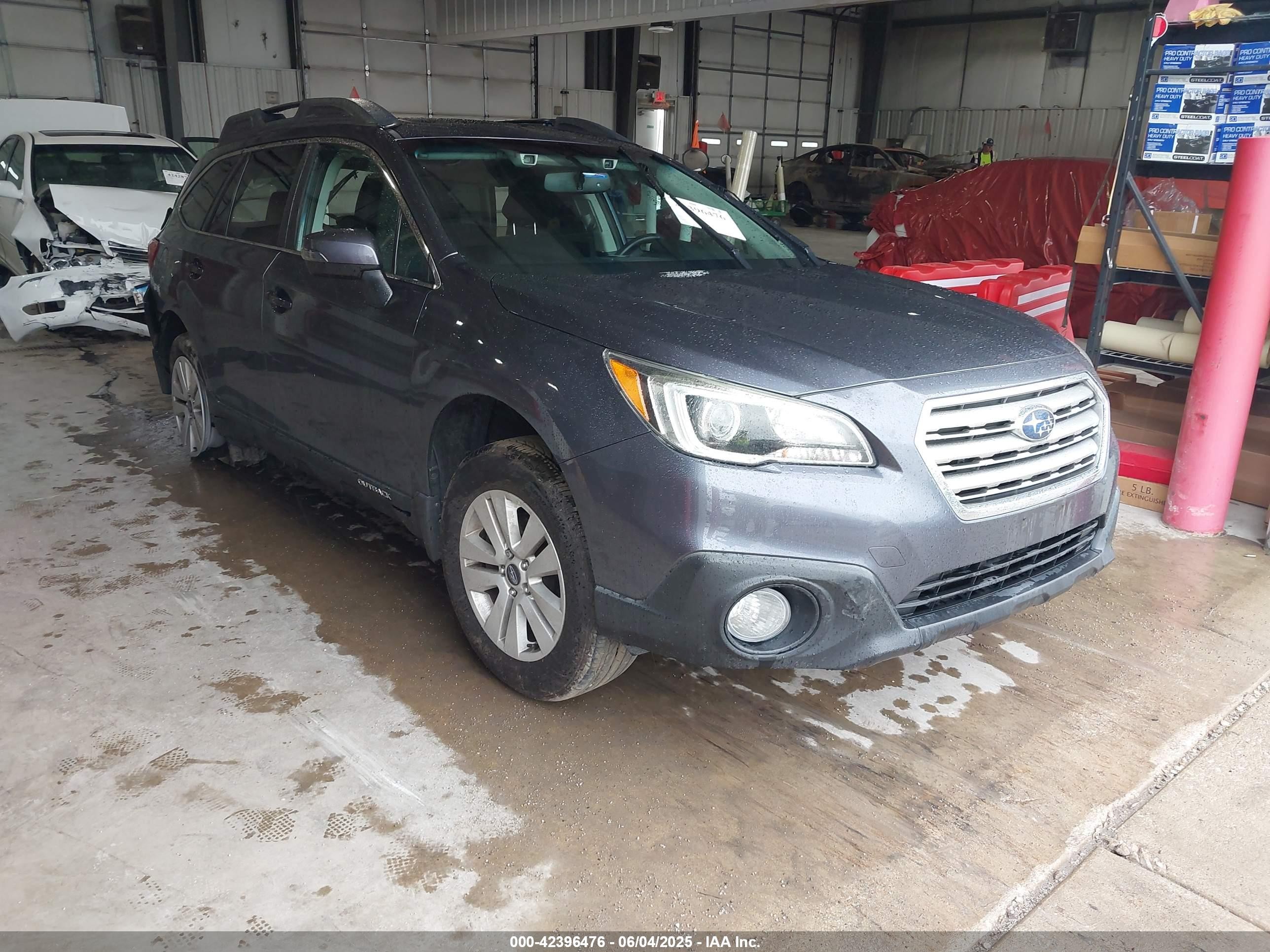 2016 Subaru Outback Premium, VIN 4S4BSBHC6G3238386 — Rear end