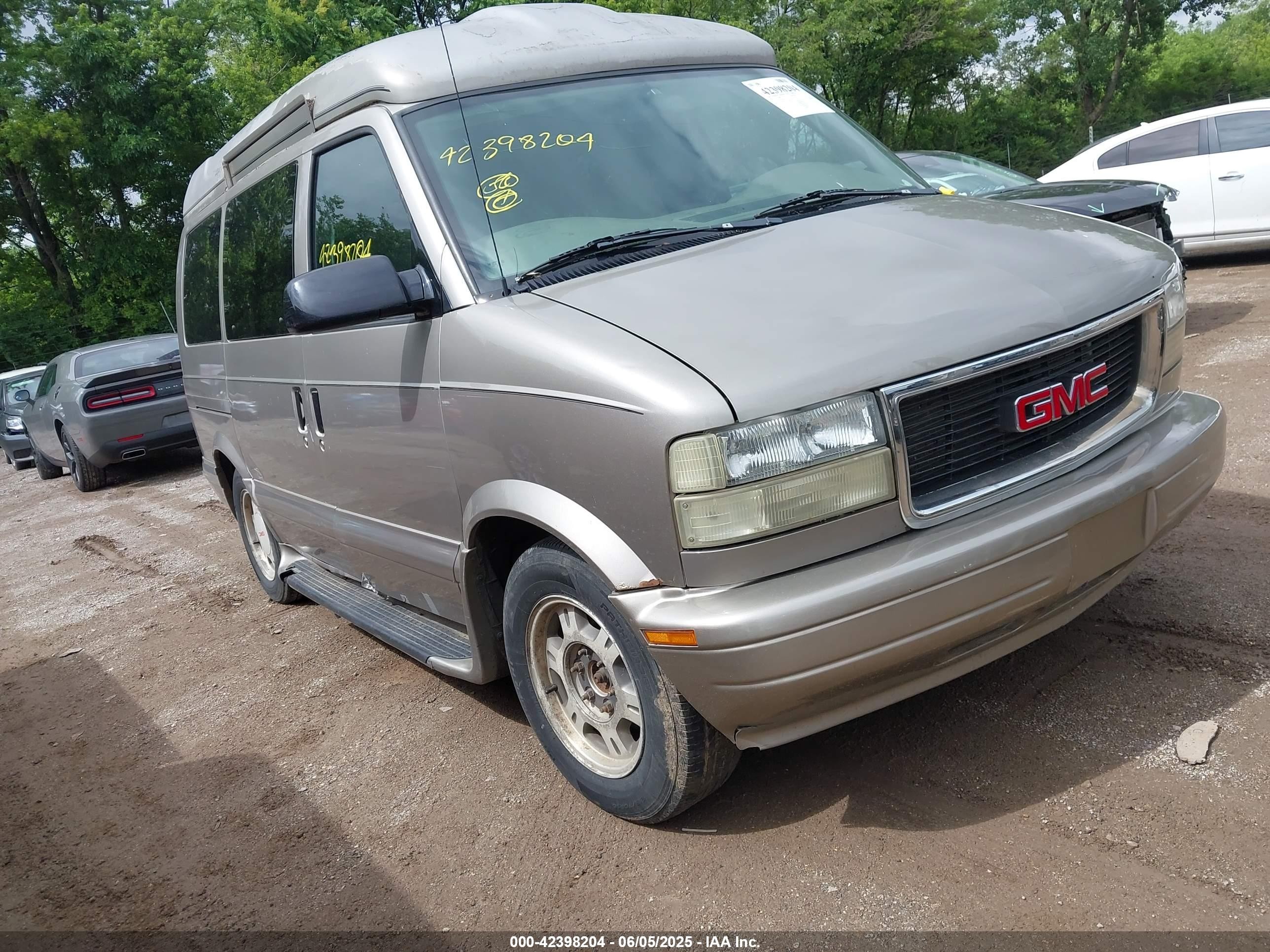 2005 GMC Safari, VIN 1GKEL19XX5B501237 — Rear end