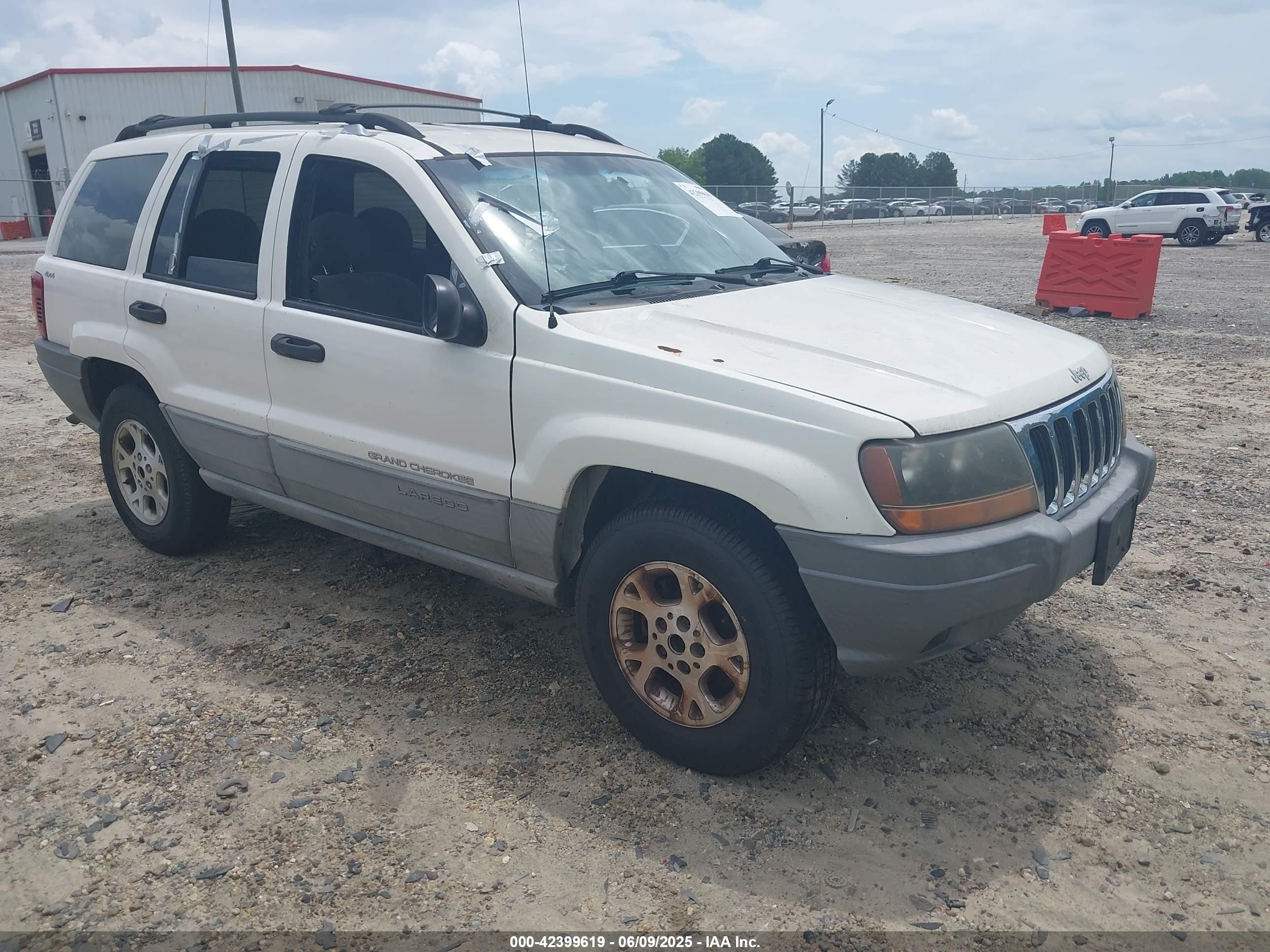 1999 Jeep Grand Cherokee Laredo, VIN 1J4GW58S3XC505985 — Side