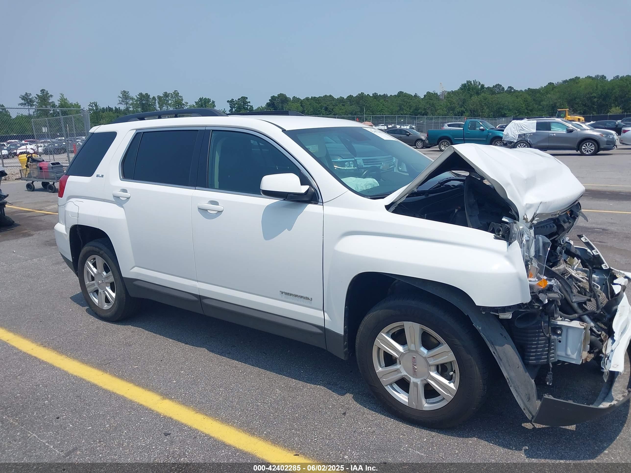 2016 GMC Terrain SLE, VIN 2GKALNEK8G6306405 — Front end