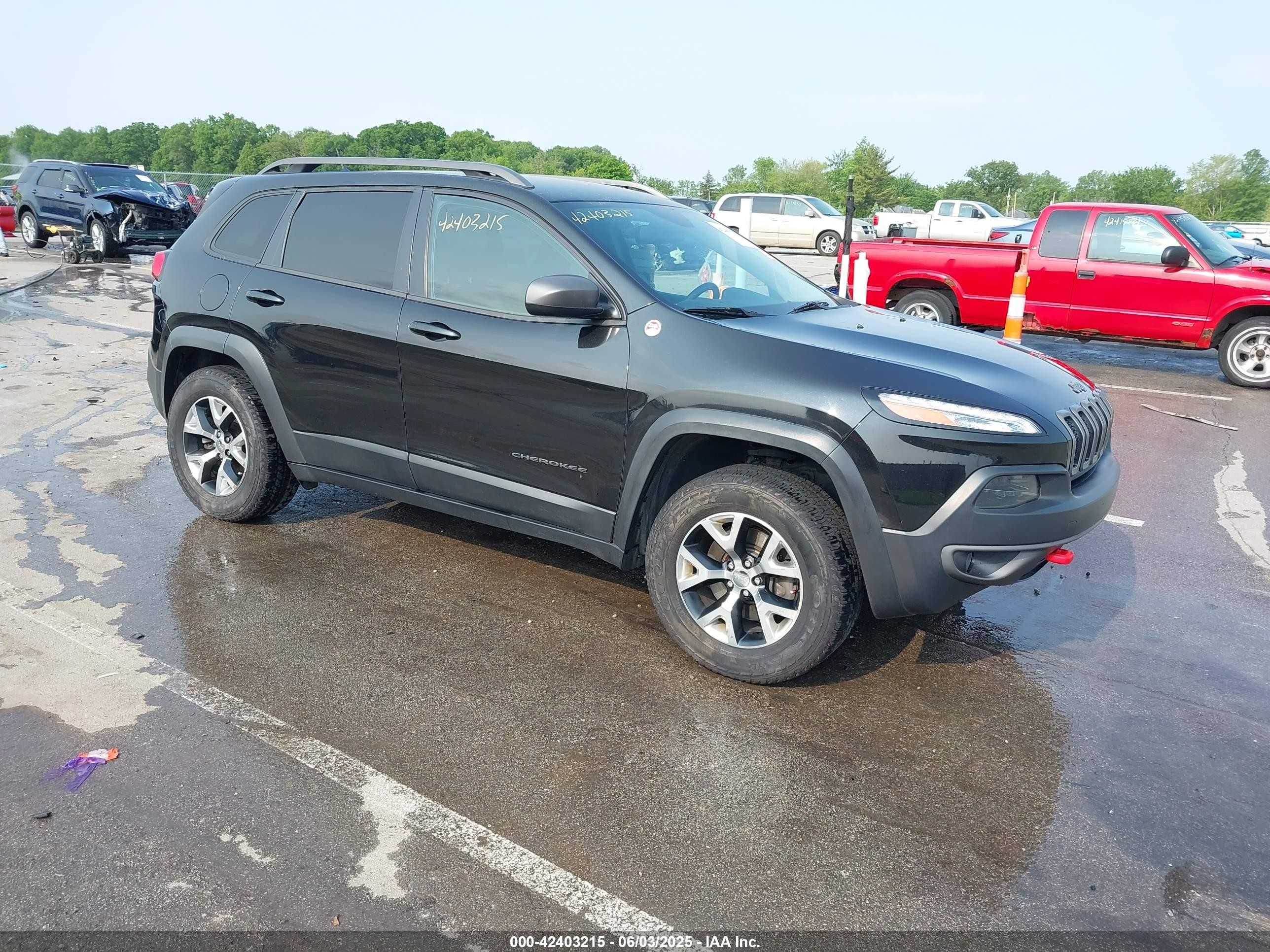 2015 Jeep Cherokee Trailhawk, VIN 1C4PJMBS6FW786622 — Бок
