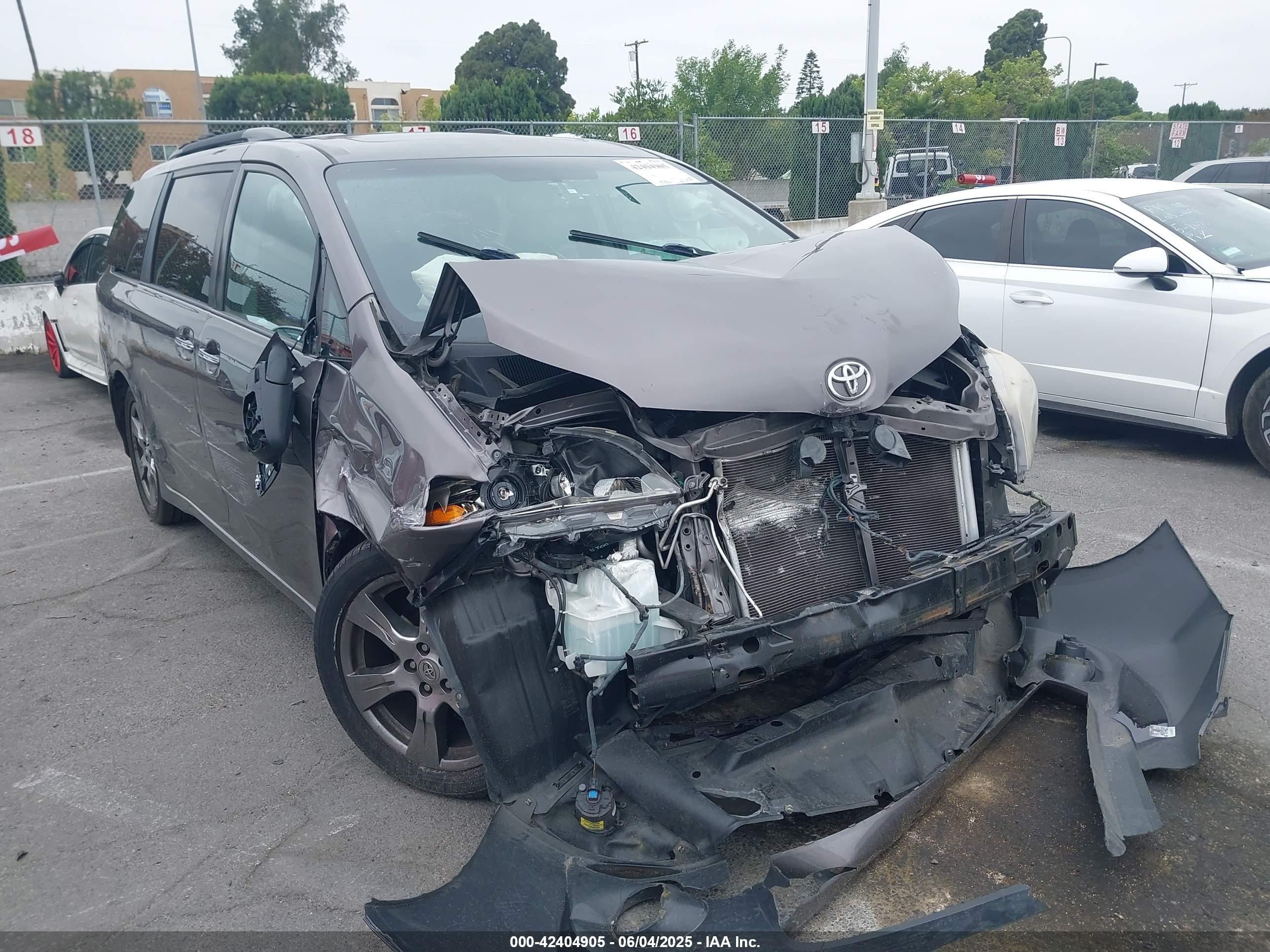 2017 Toyota Sienna SE, VIN 5TDXZ3DC9HS809810 — Front end