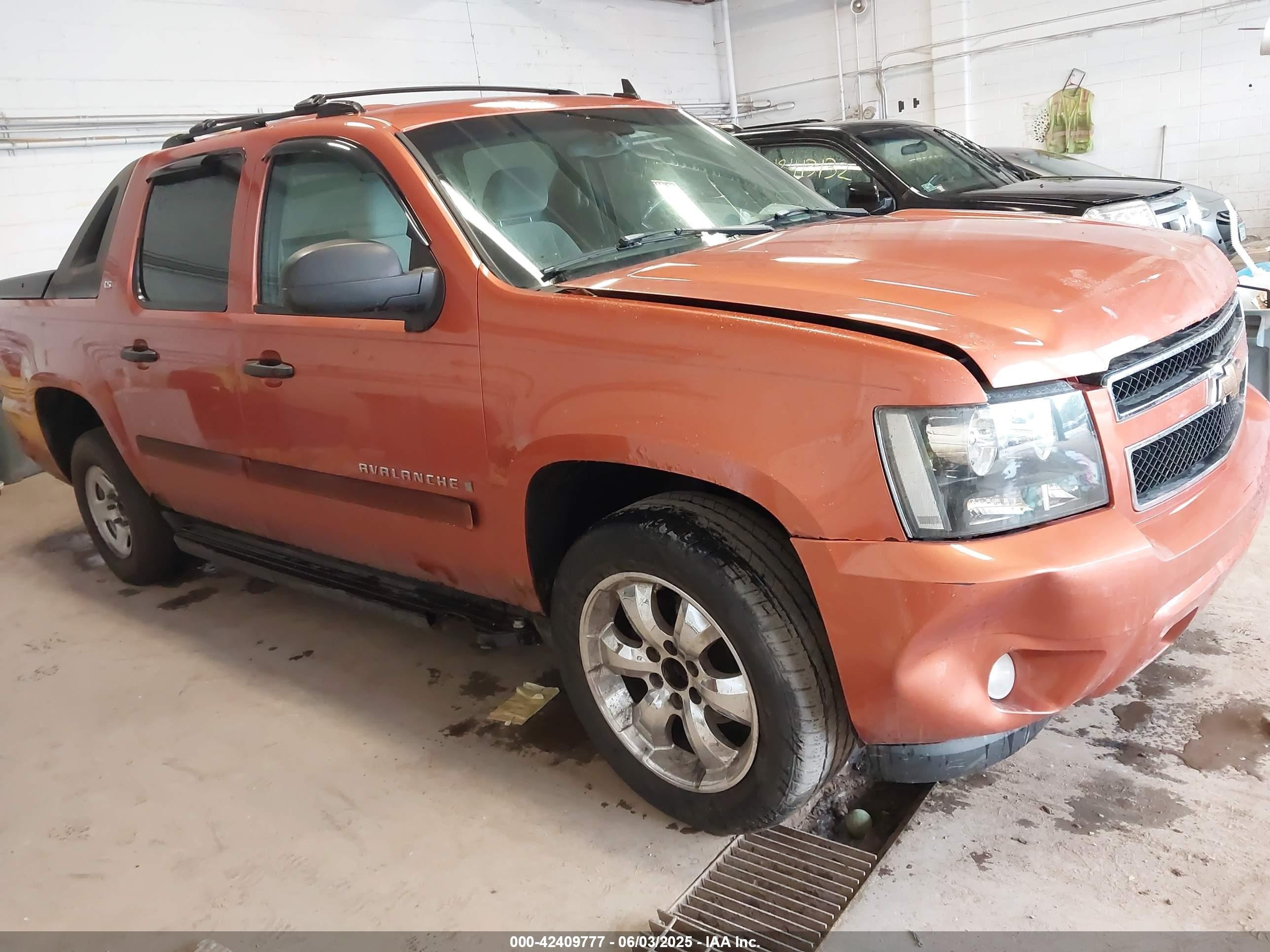 2007 Chevrolet Avalanche LTZ, VIN 3GNFK12397G208005 — Side