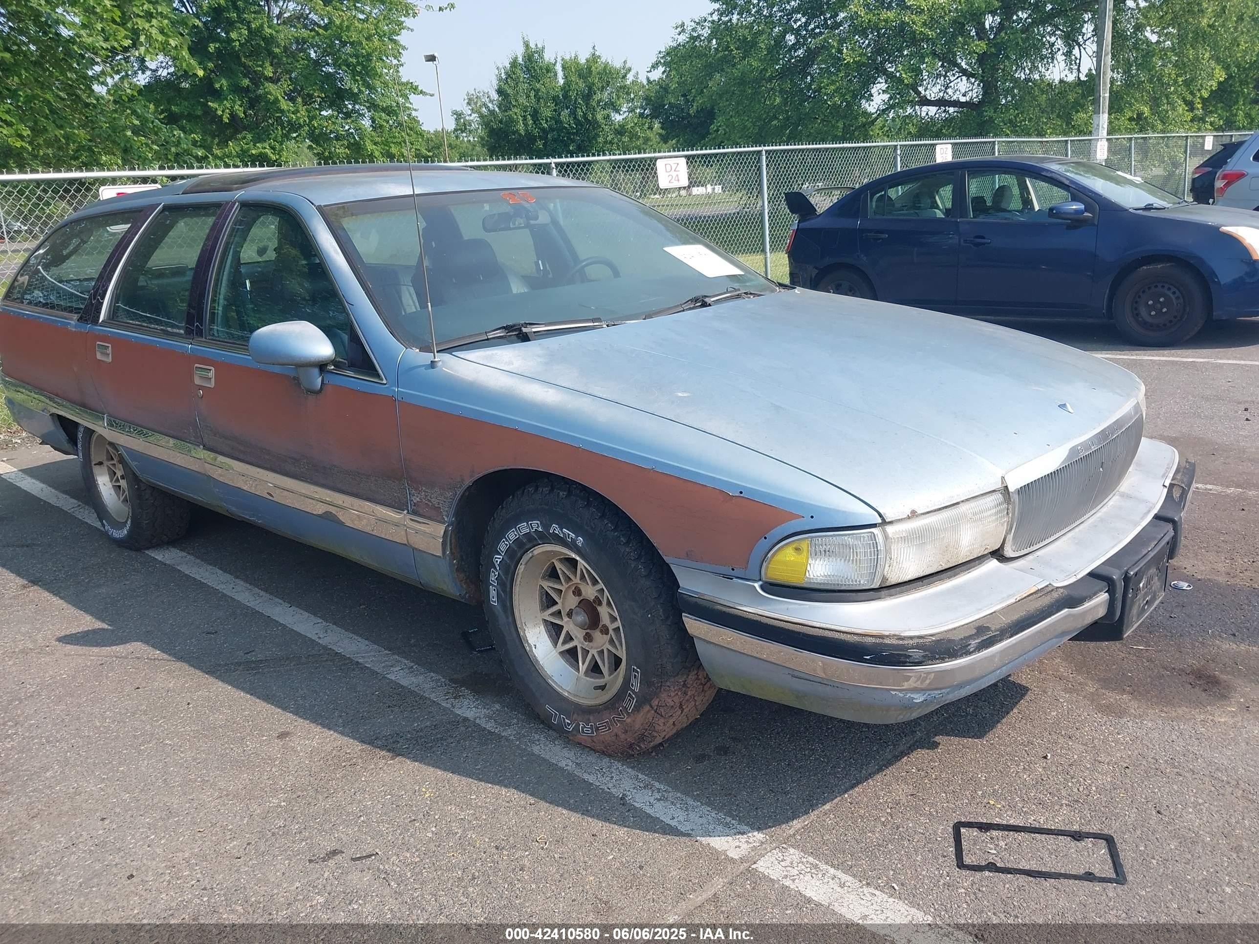 1992 Buick Roadmaster, VIN 1G4BR8371NW404852 — Rear end