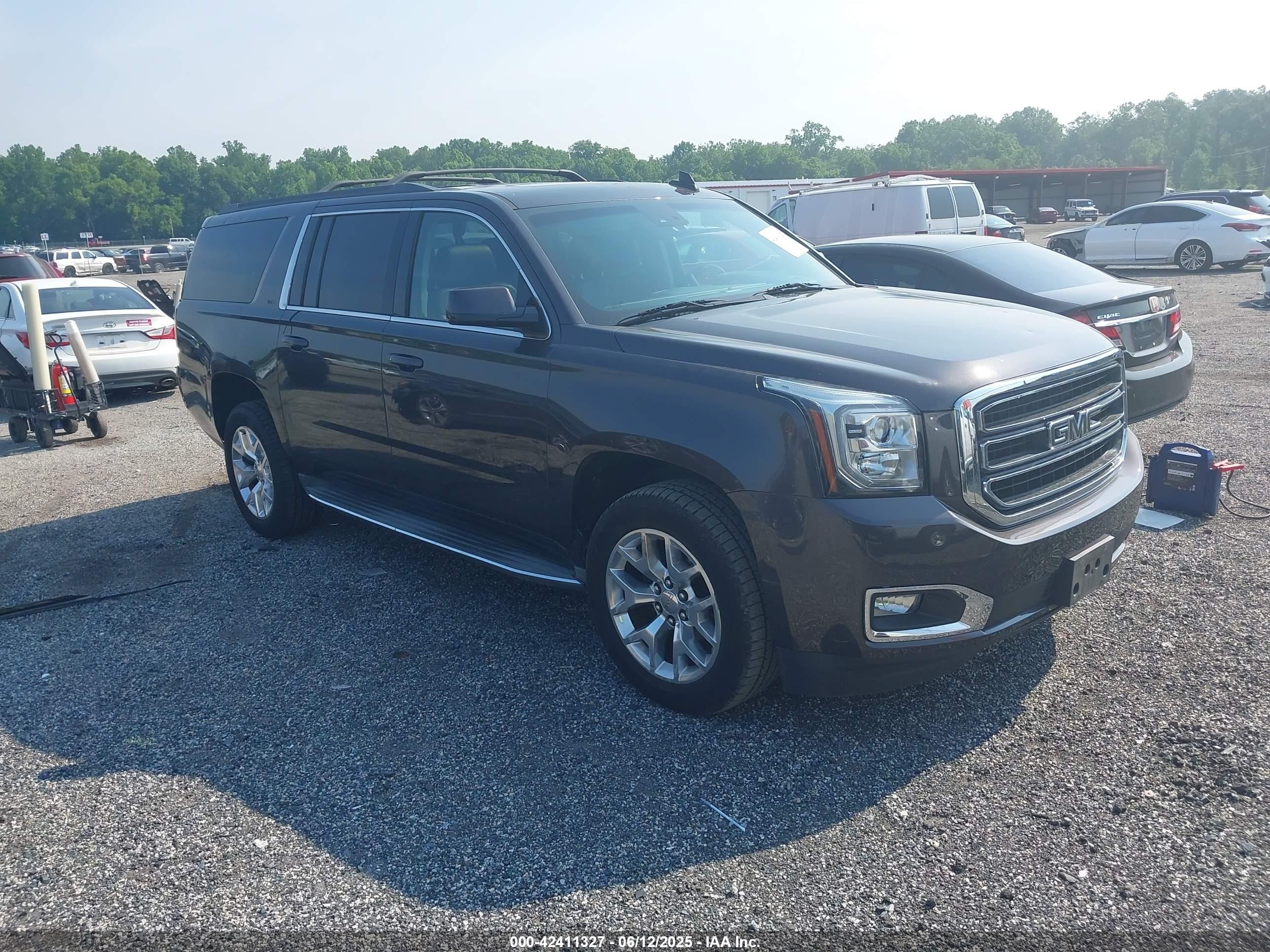 2015 GMC Yukon XL SLT, VIN 1GKS2HKCXFR573764 — Front end