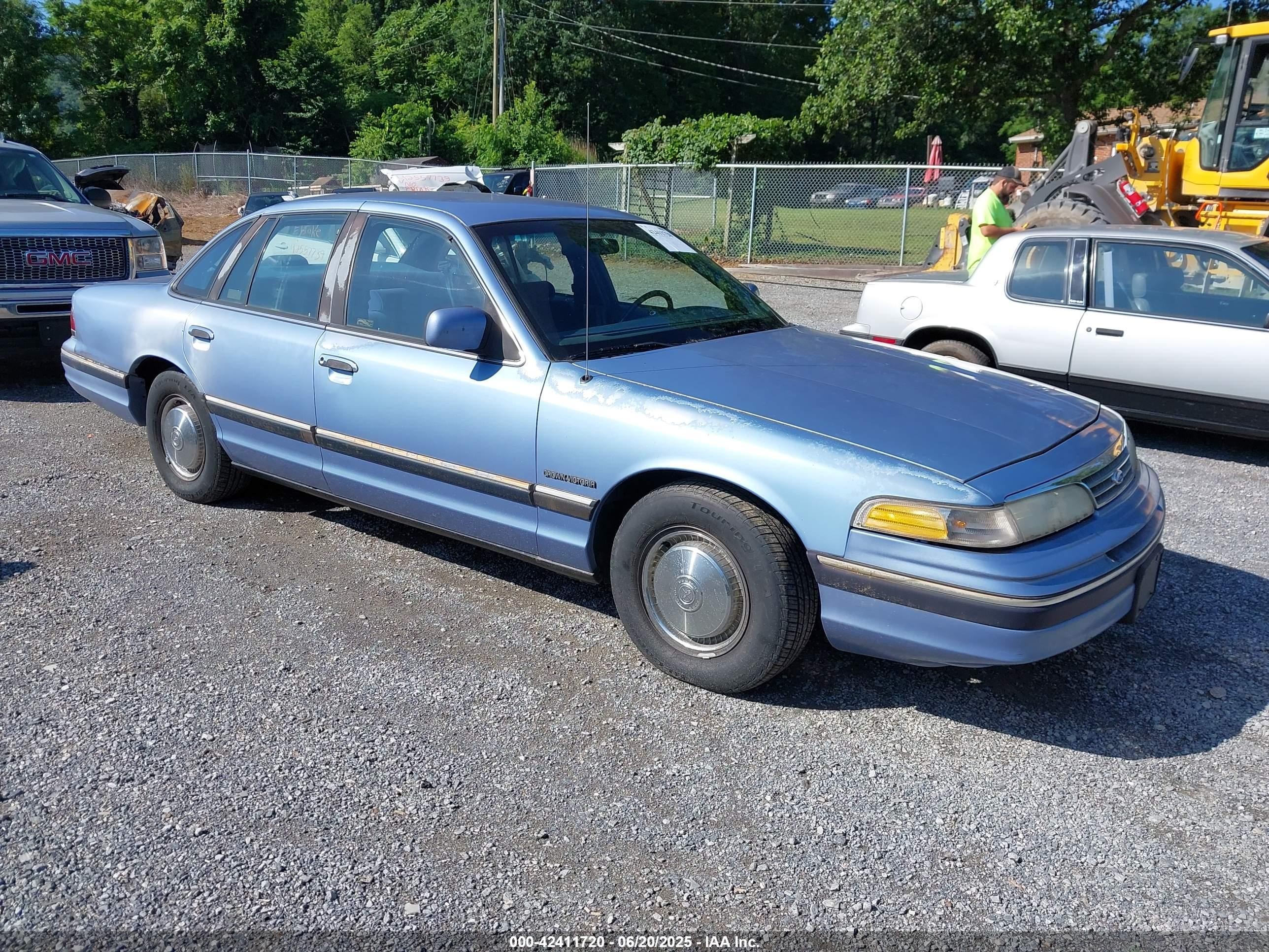 1994 Ford Crown Victoria, VIN 2FALP73W1RX100114 — Rear end
