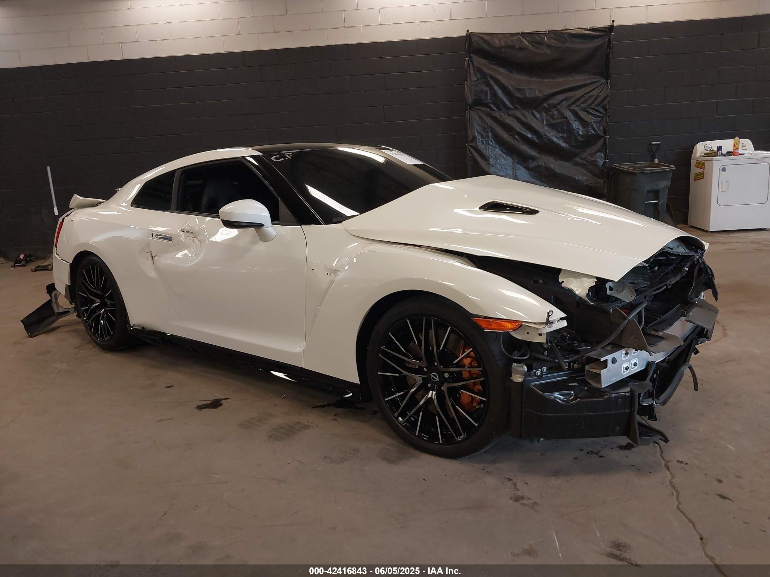 2024 Nissan GT-R Premium, VIN JN1AR5BFXRM220361 — Front end